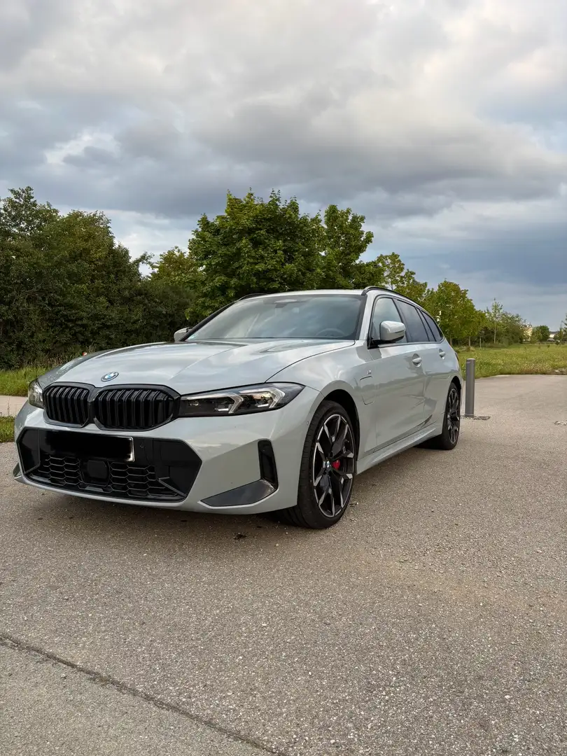 BMW 330 330 e xDrive M Sport Grau - 1