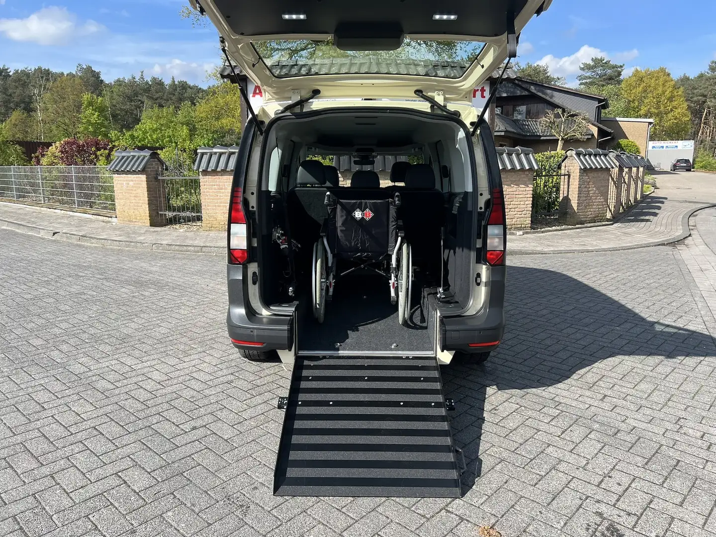 Volkswagen Caddy Maxi Taxi mit Rollstuhlumbau, APP-Connect, uvm. Beige - 2