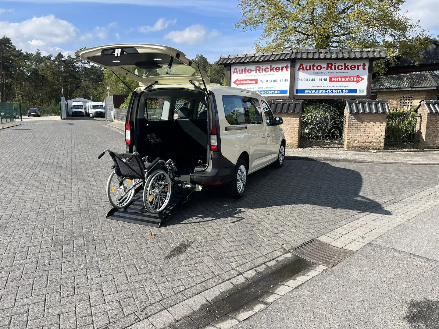 Volkswagen Caddy Maxi Taxi mit Rollstuhlumbau, APP-Connect, uvm. Beige - 1