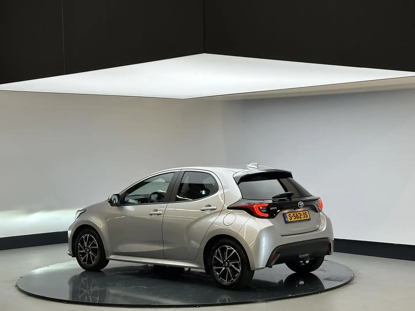 Toyota Yaris 1.5 Hybrid Dynamic | Cam Achter | 16'' LM velgen | Gris - 2