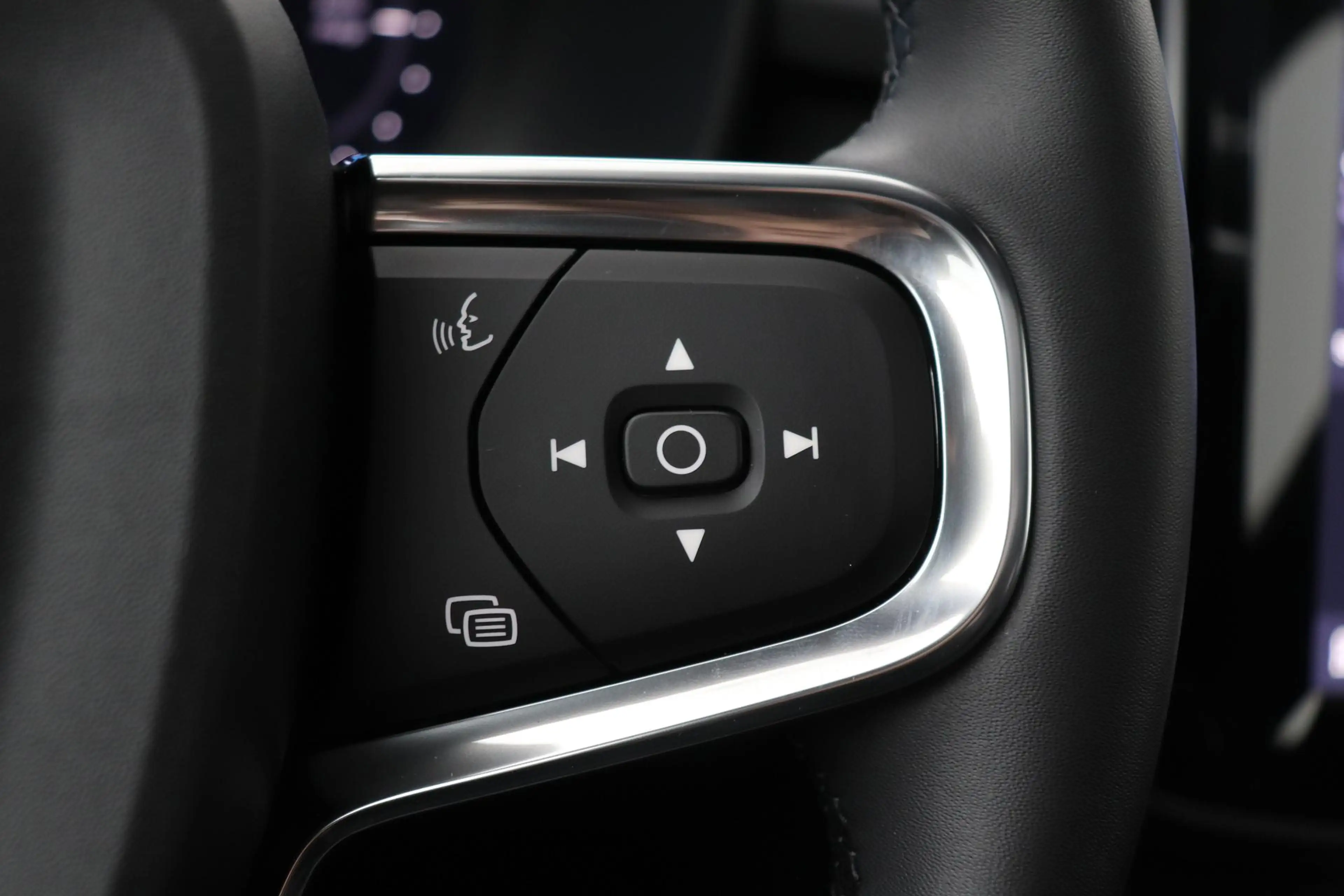 Volvo EX40 Single Motor Extended Range Plus Black Edition | 8 — photo 42