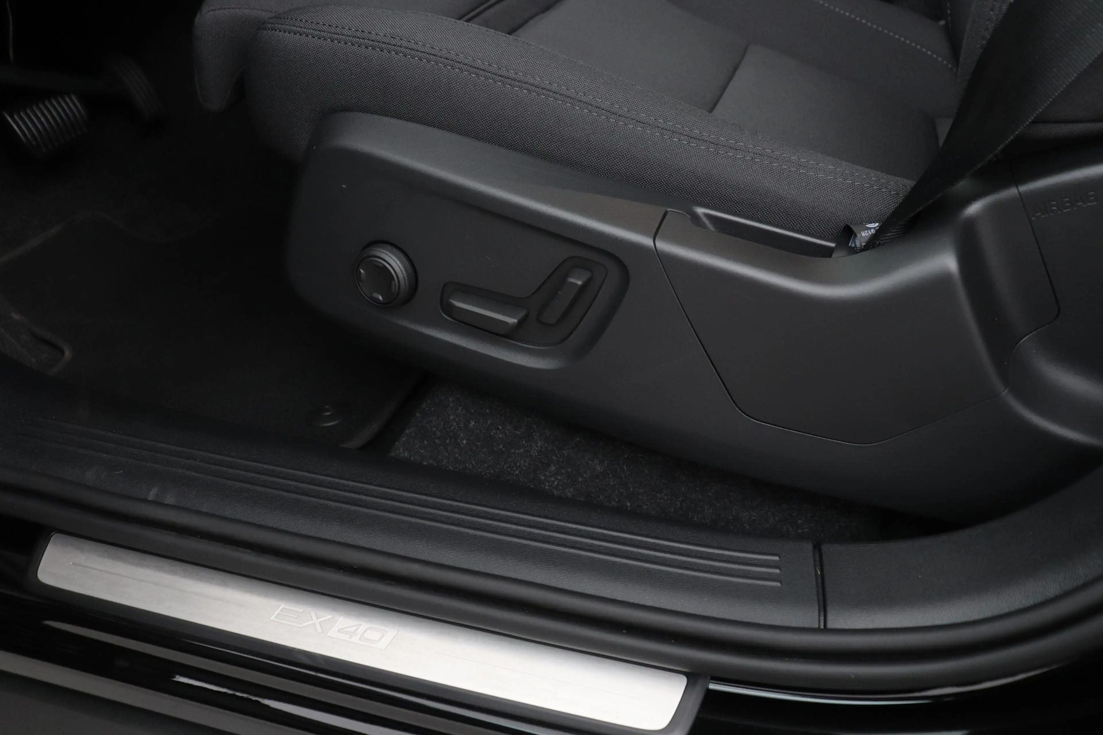 Volvo EX40 Single Motor Extended Range Plus Black Edition | 8 — photo 49