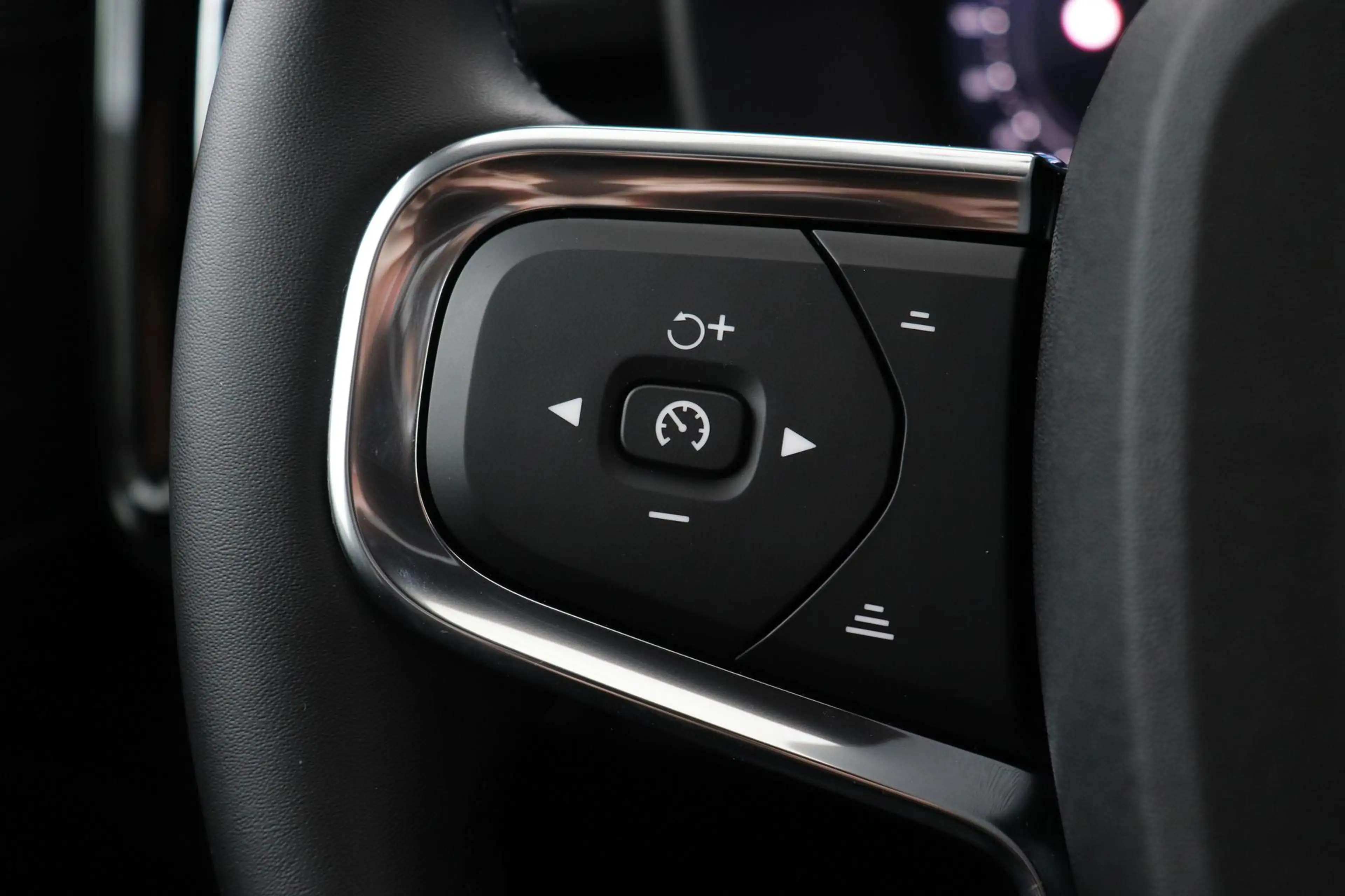 Volvo EX40 Single Motor Extended Range Plus Black Edition | 8 — photo 40