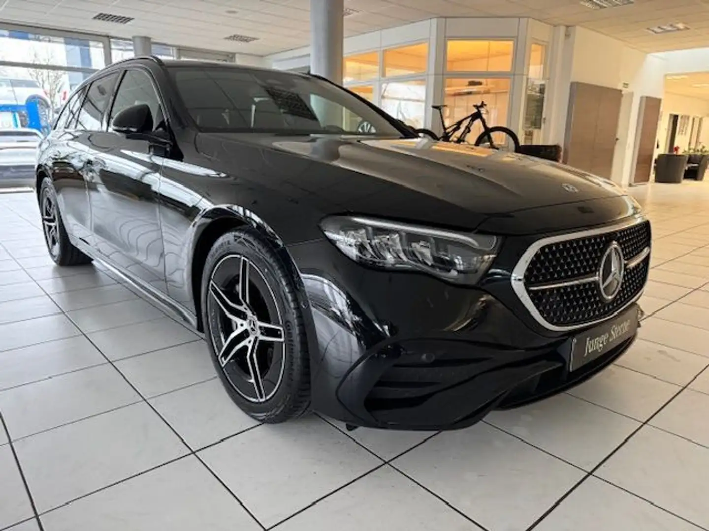 Mercedes-Benz E 200 T AMG Line Advanced Night AHK Winterpaket Zwart - 2