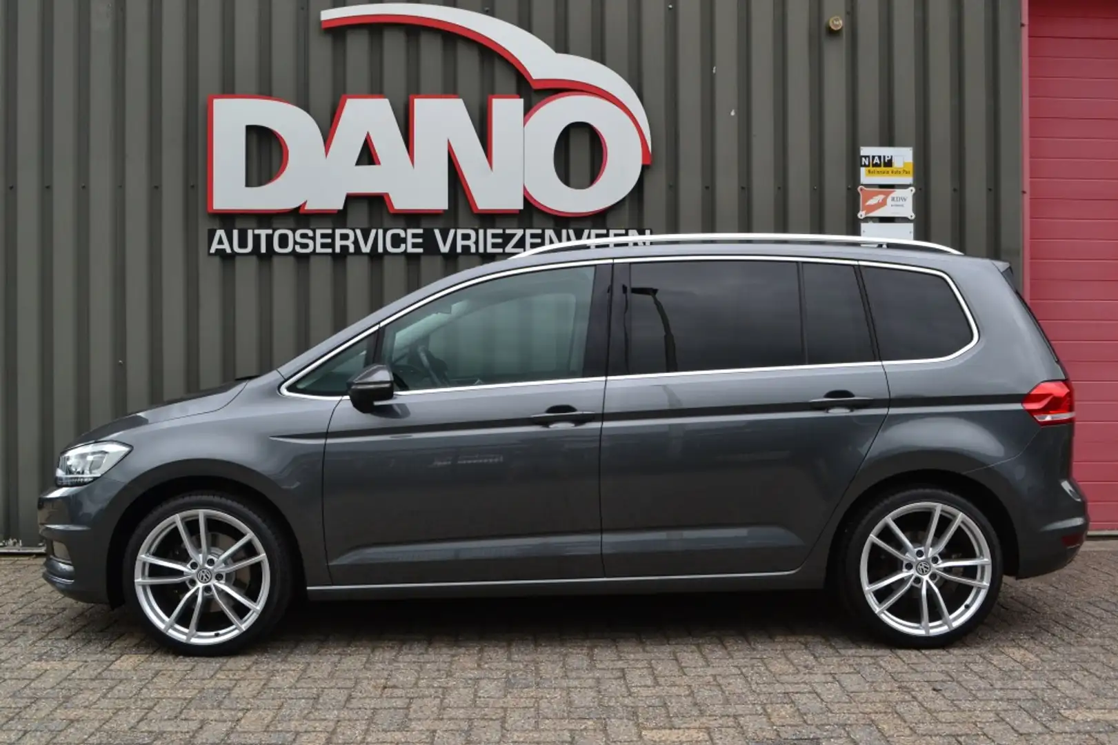 Volkswagen Touran 1.4 TSI DSG Highline LED/ACC/Trekhaak/Automaat Grijs - 2