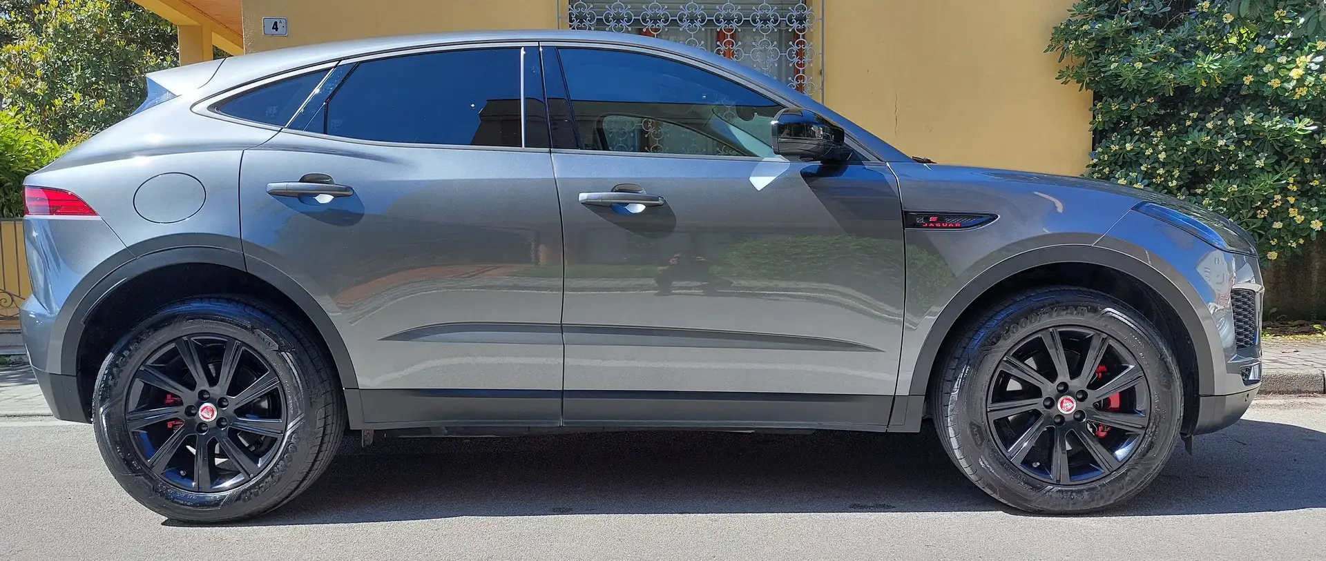 Jaguar E-Pace E-Pace 2.0d i4 R-Dynamic HSE awd 180cv Grigio - 1