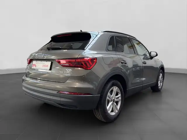 Audi Q3 view 3