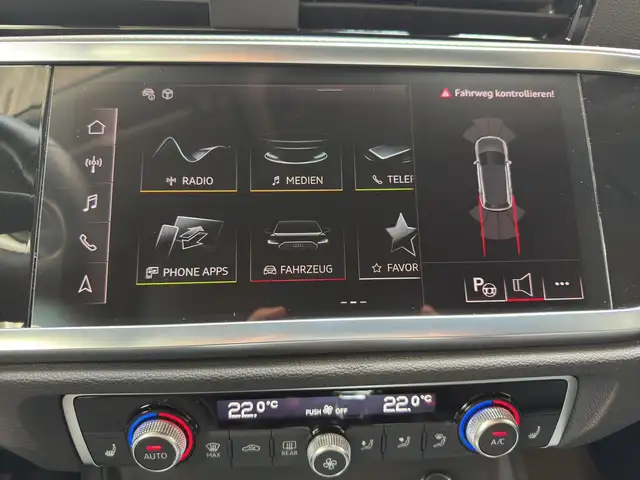 Audi Q3 view 15