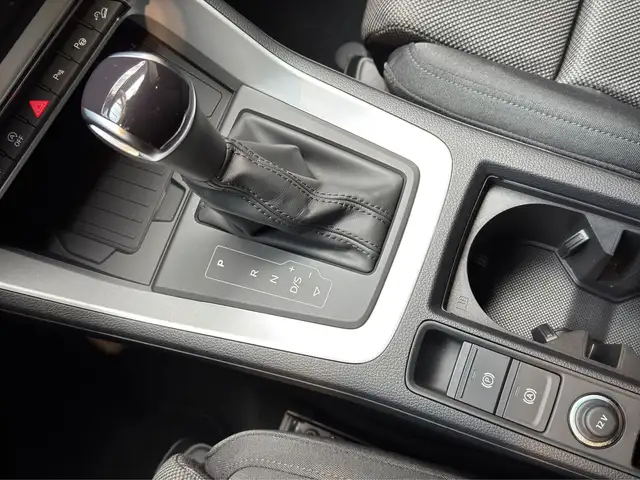 Audi Q3 view 11