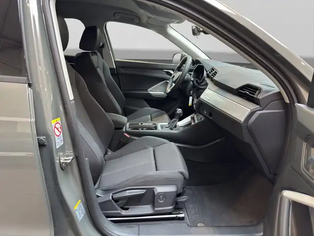 Audi Q3 view 4