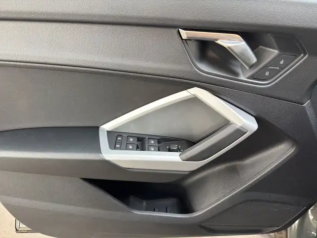 Audi Q3 view 8
