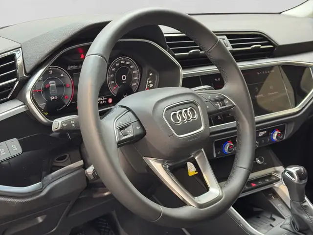 Audi Q3 view 9