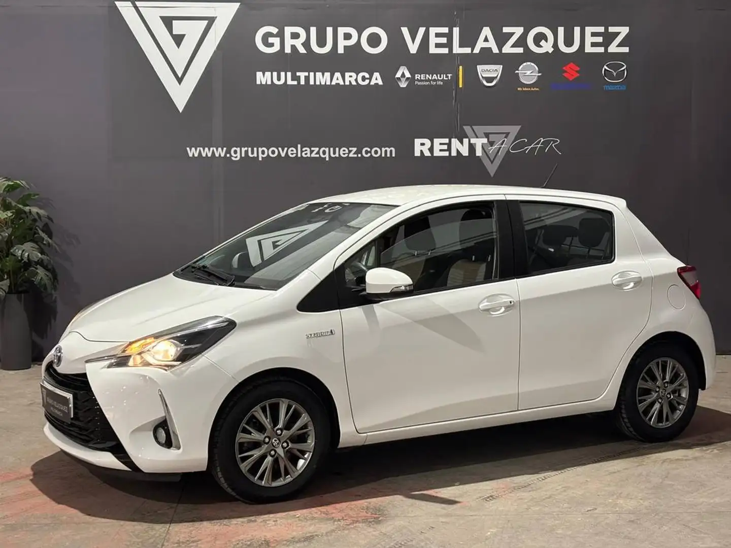 Toyota Yaris 100H 1.5 Active Blanc - 1