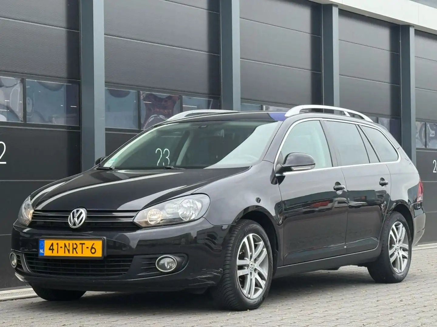 Volkswagen Golf Variant 1.6 TDI Highline BlueMotion AUTOMAAT Zwart - 1