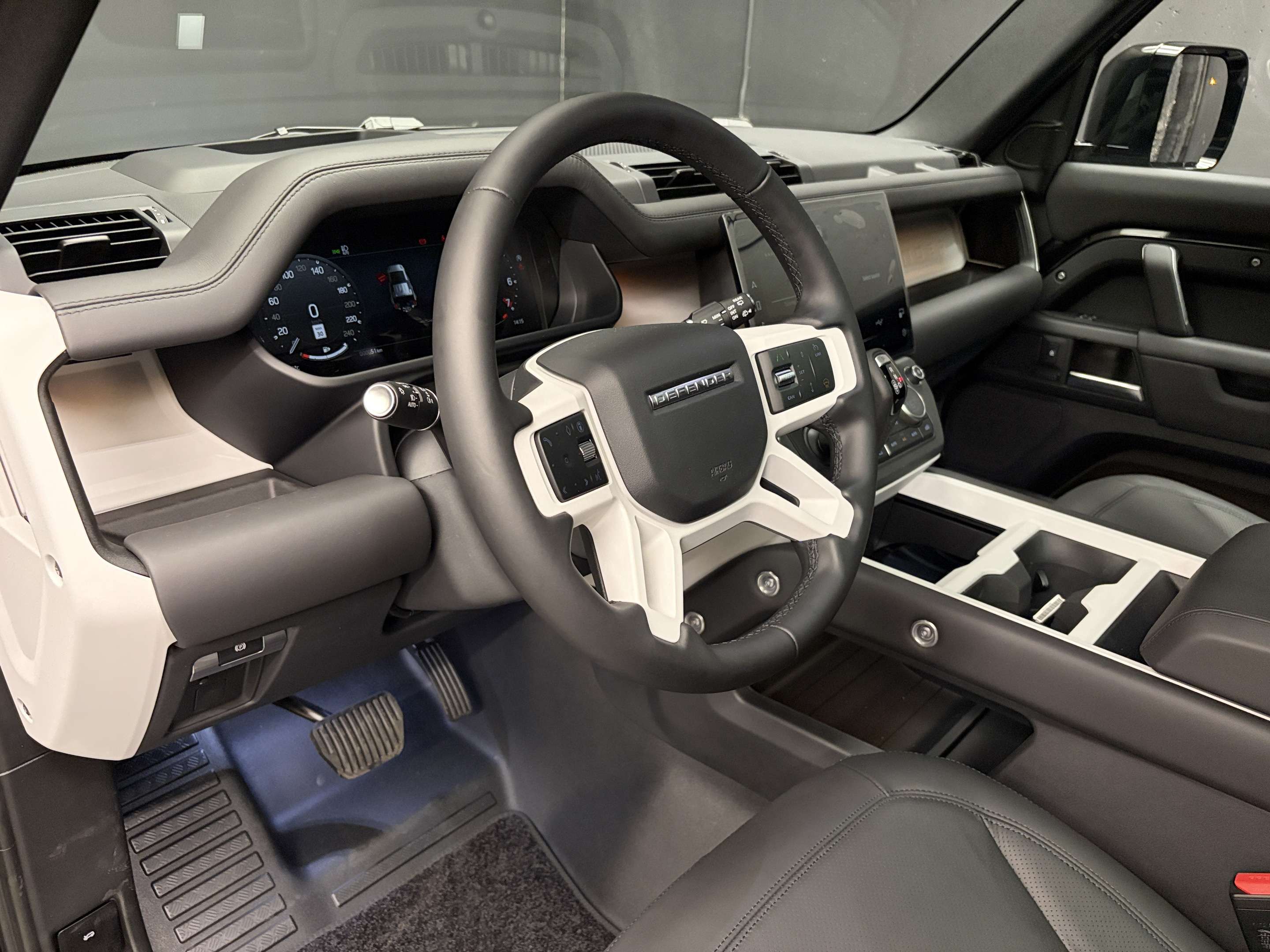 2026 Land Rover Defender X-Dynamic SE thumb 8