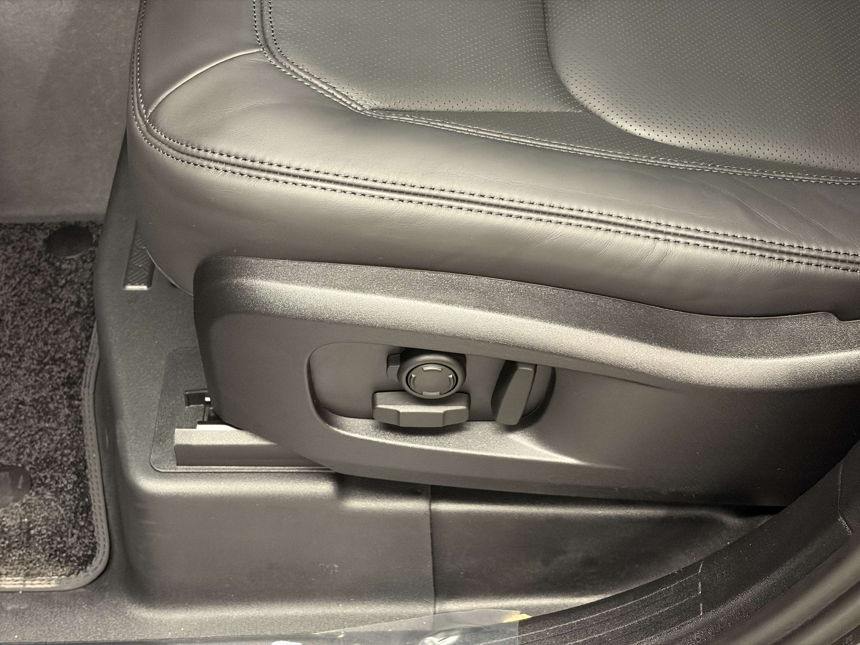 2026 Land Rover Defender X-Dynamic SE thumb 10