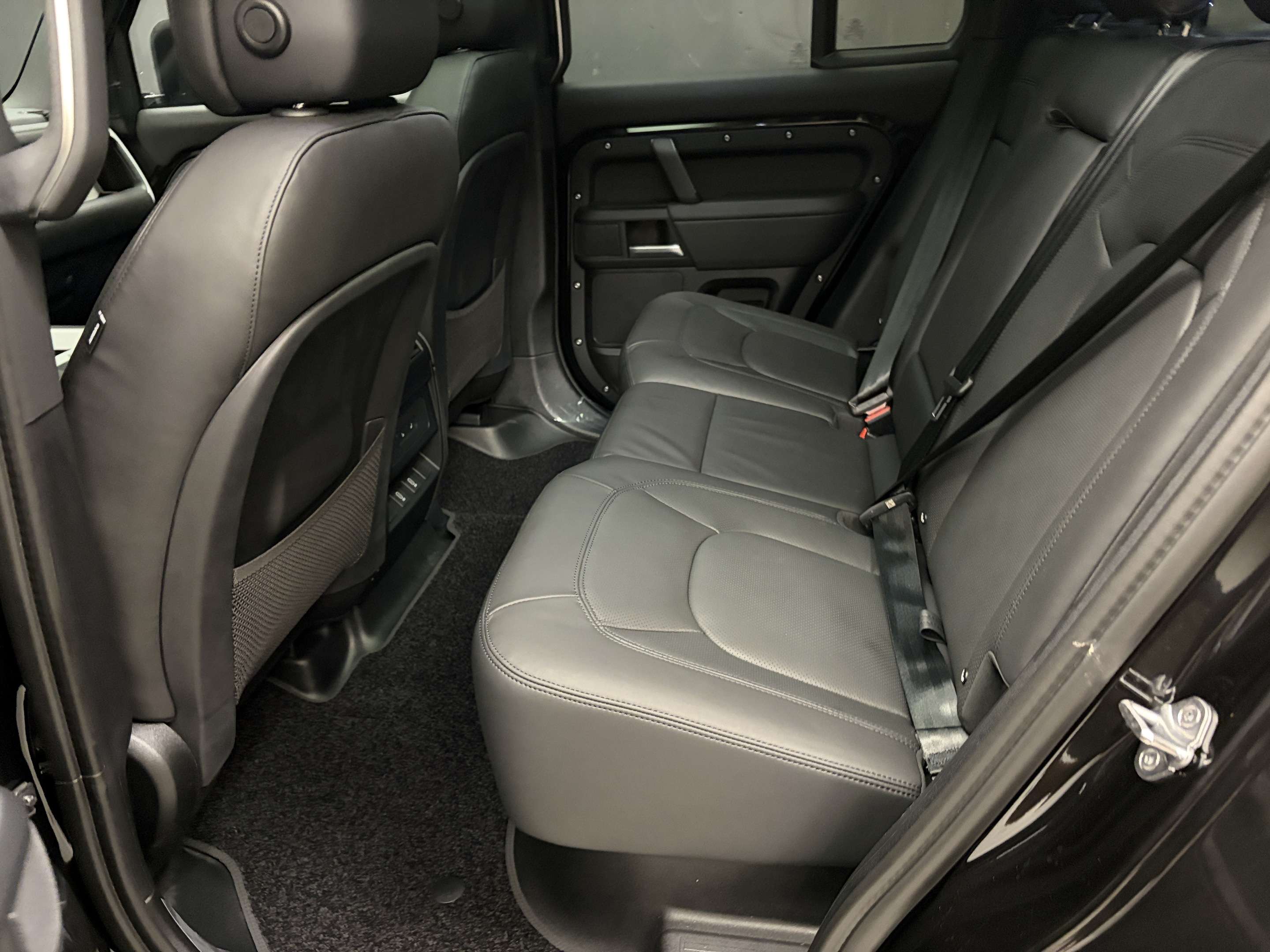 2026 Land Rover Defender X-Dynamic SE thumb 12