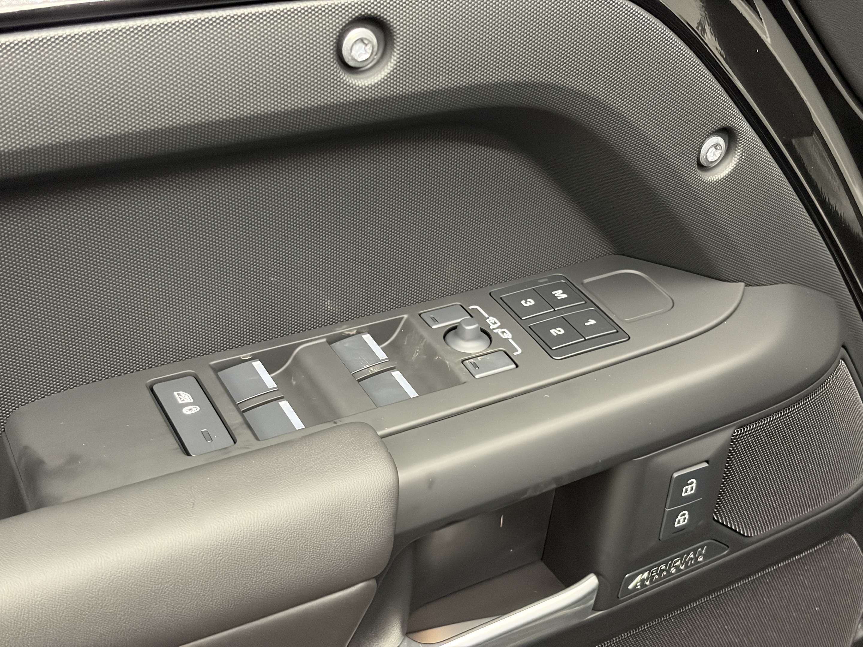 2026 Land Rover Defender X-Dynamic SE thumb 11
