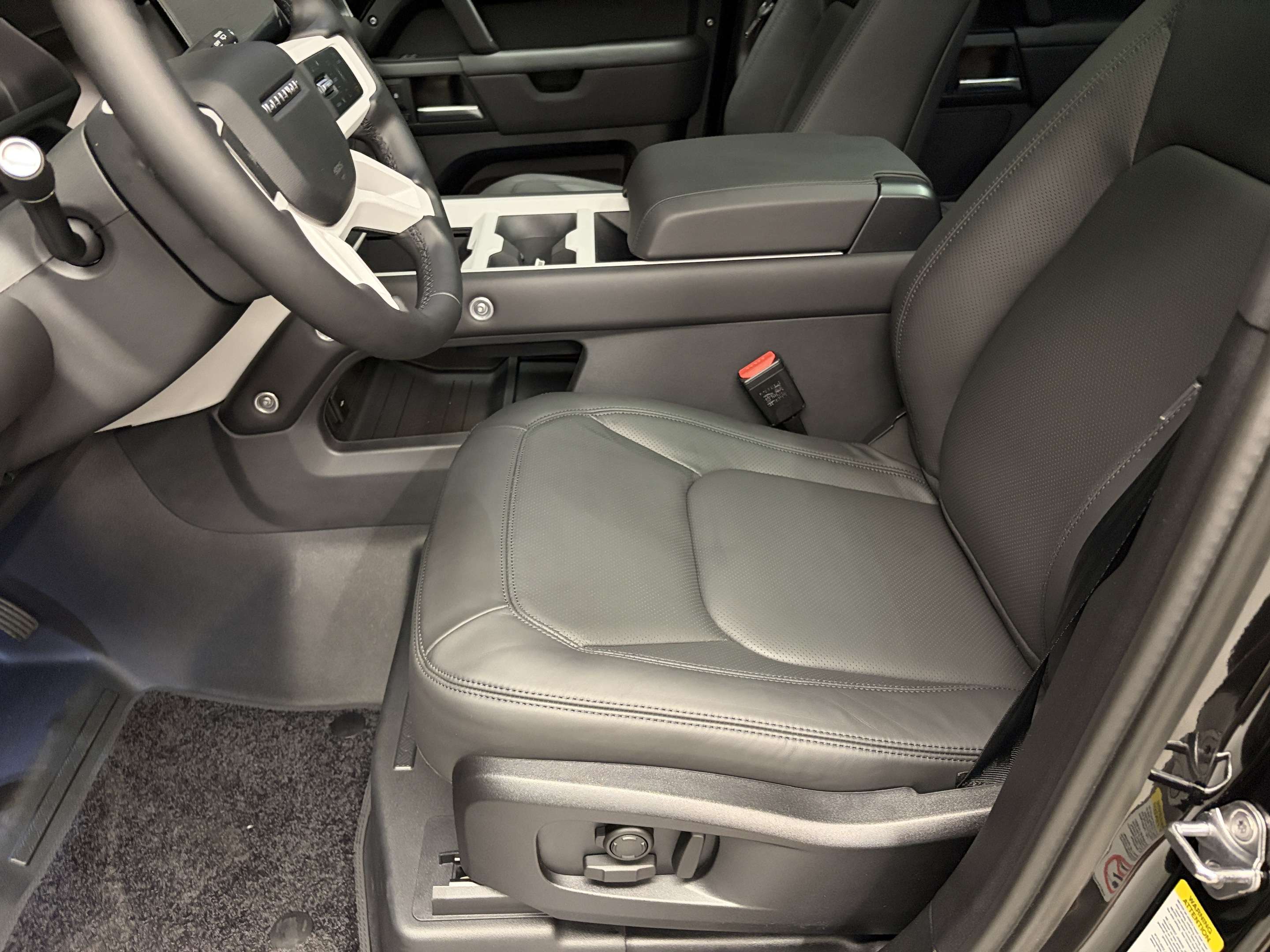 2026 Land Rover Defender X-Dynamic SE thumb 9