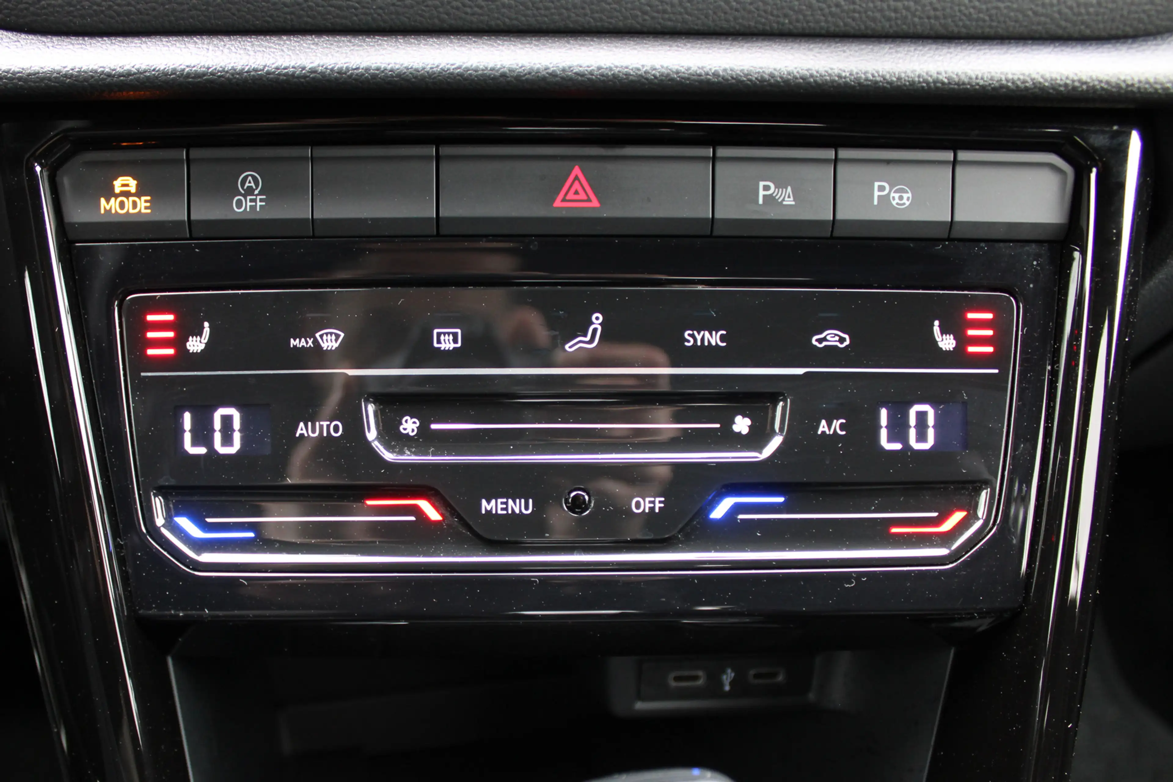 Volkswagen T-Roc 1.5 TSI R-Line PANO NAVI CAMERA KEYLESS GO — photo 14