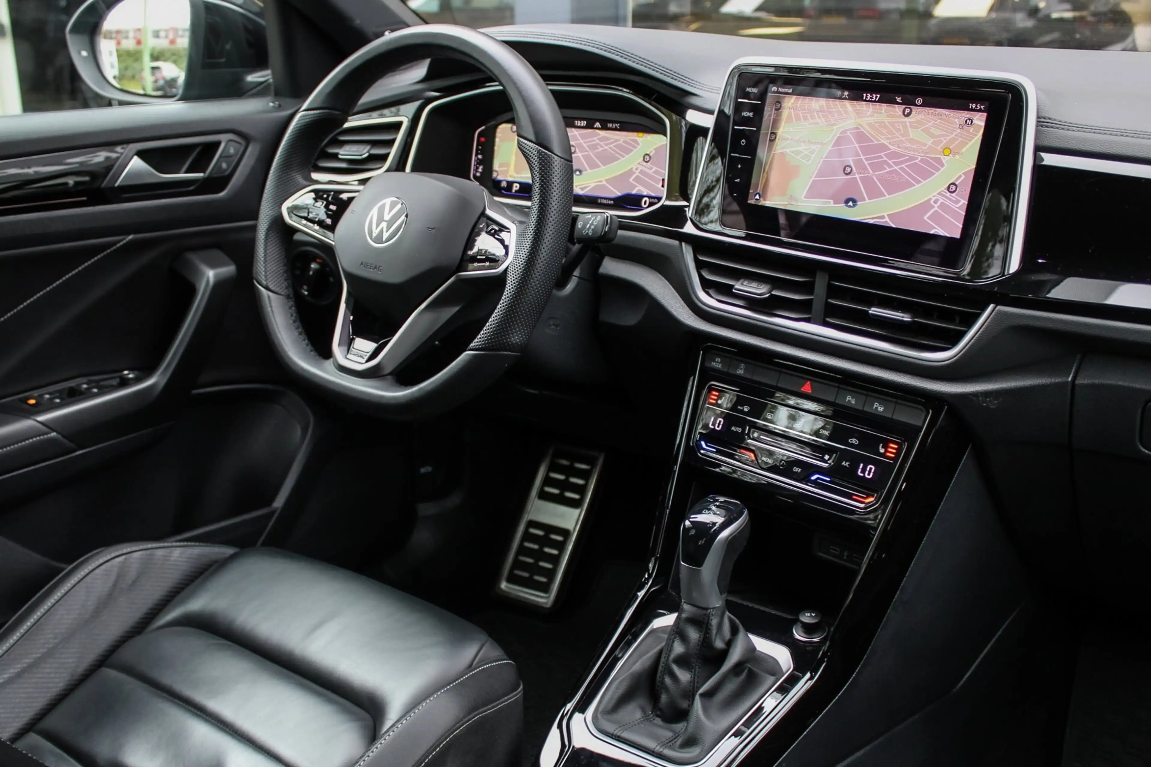 Volkswagen T-Roc 1.5 TSI R-Line PANO NAVI CAMERA KEYLESS GO — photo 18