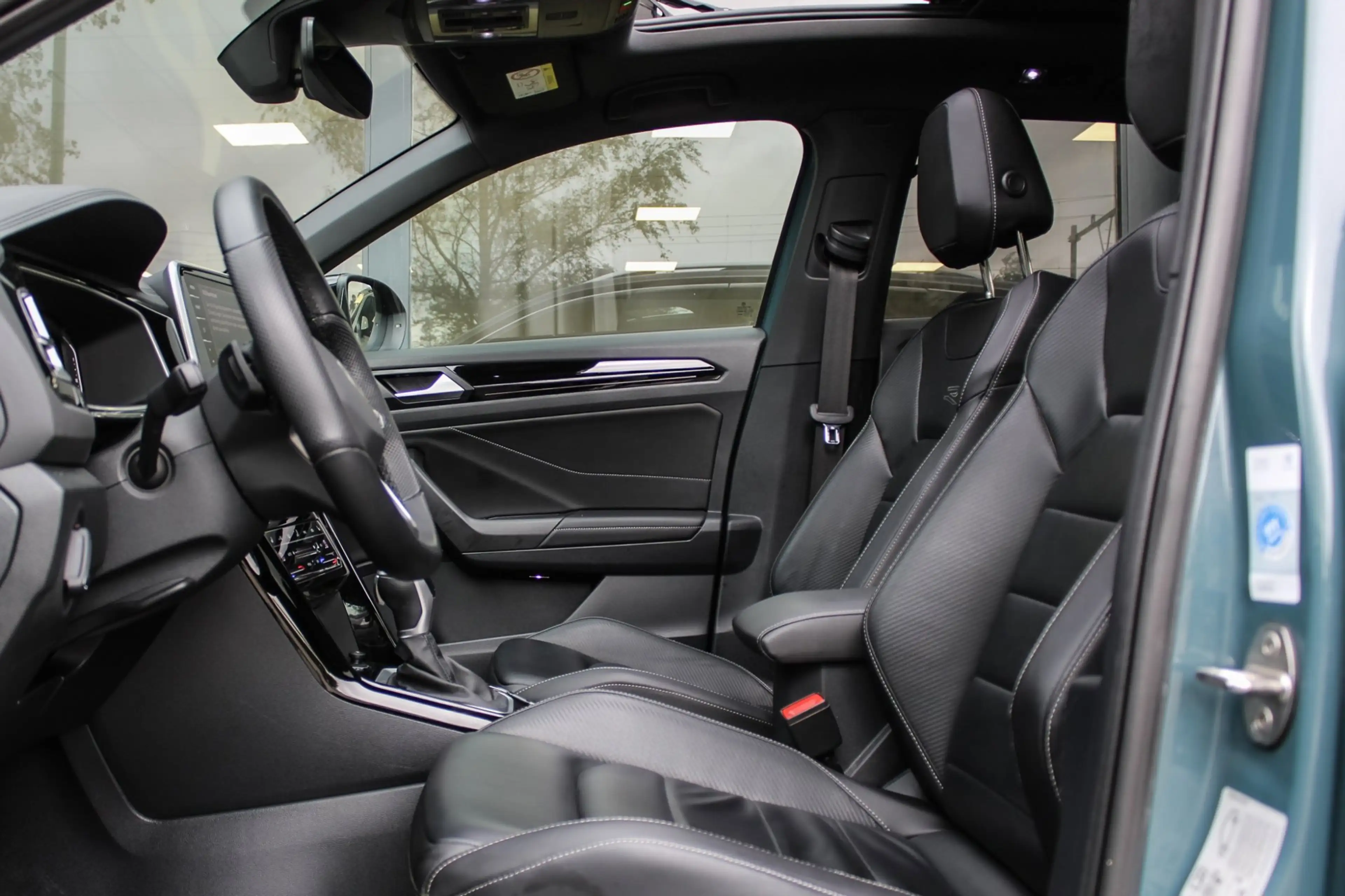 Volkswagen T-Roc 1.5 TSI R-Line PANO NAVI CAMERA KEYLESS GO — photo 17