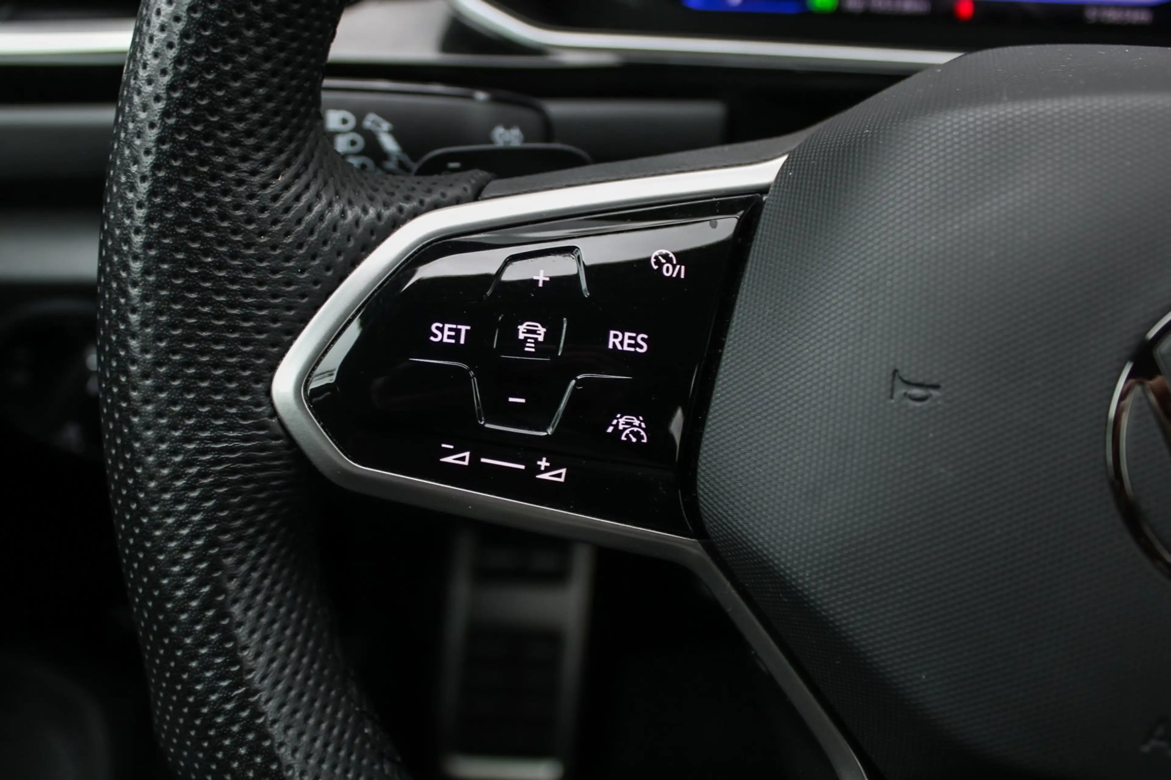 Volkswagen T-Roc 1.5 TSI R-Line PANO NAVI CAMERA KEYLESS GO — photo 19