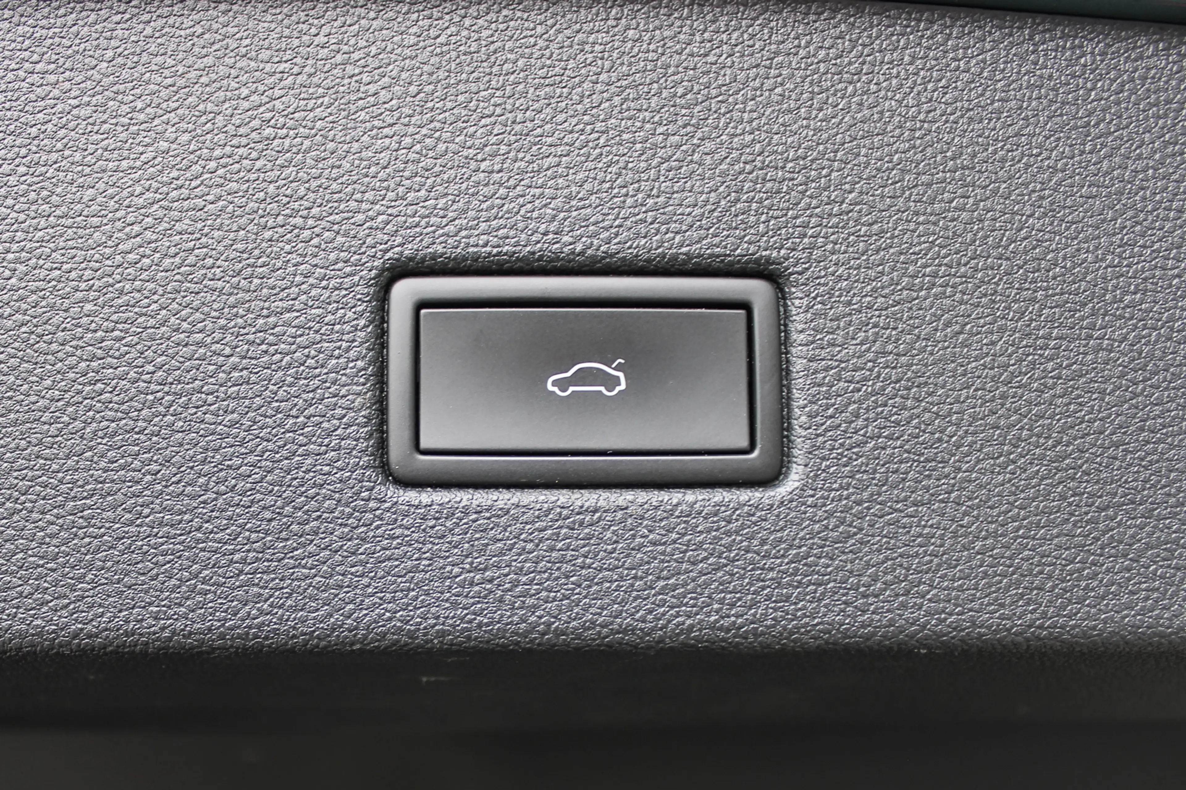 Volkswagen T-Roc 1.5 TSI R-Line PANO NAVI CAMERA KEYLESS GO — photo 29