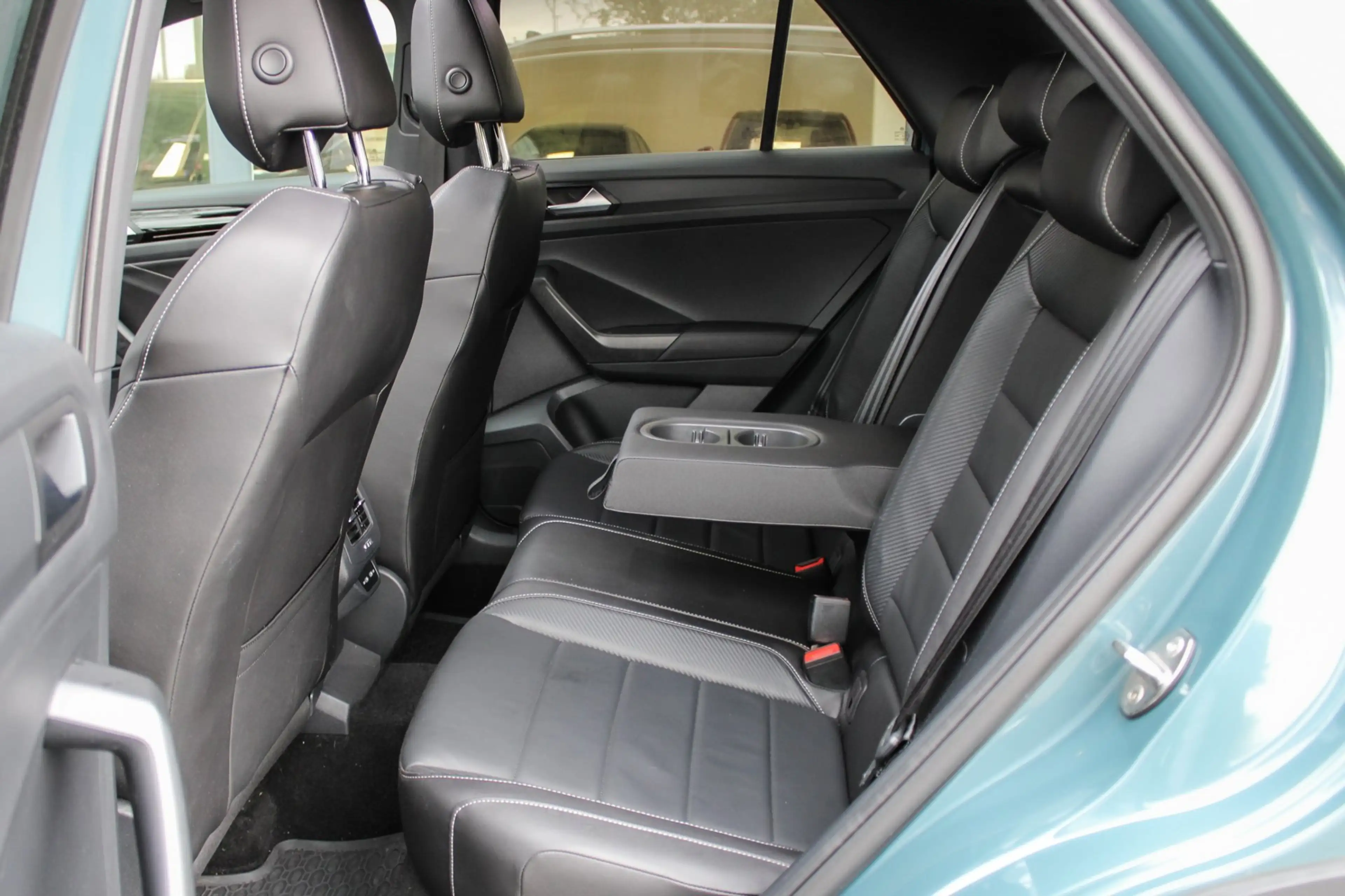 Volkswagen T-Roc 1.5 TSI R-Line PANO NAVI CAMERA KEYLESS GO — photo 27