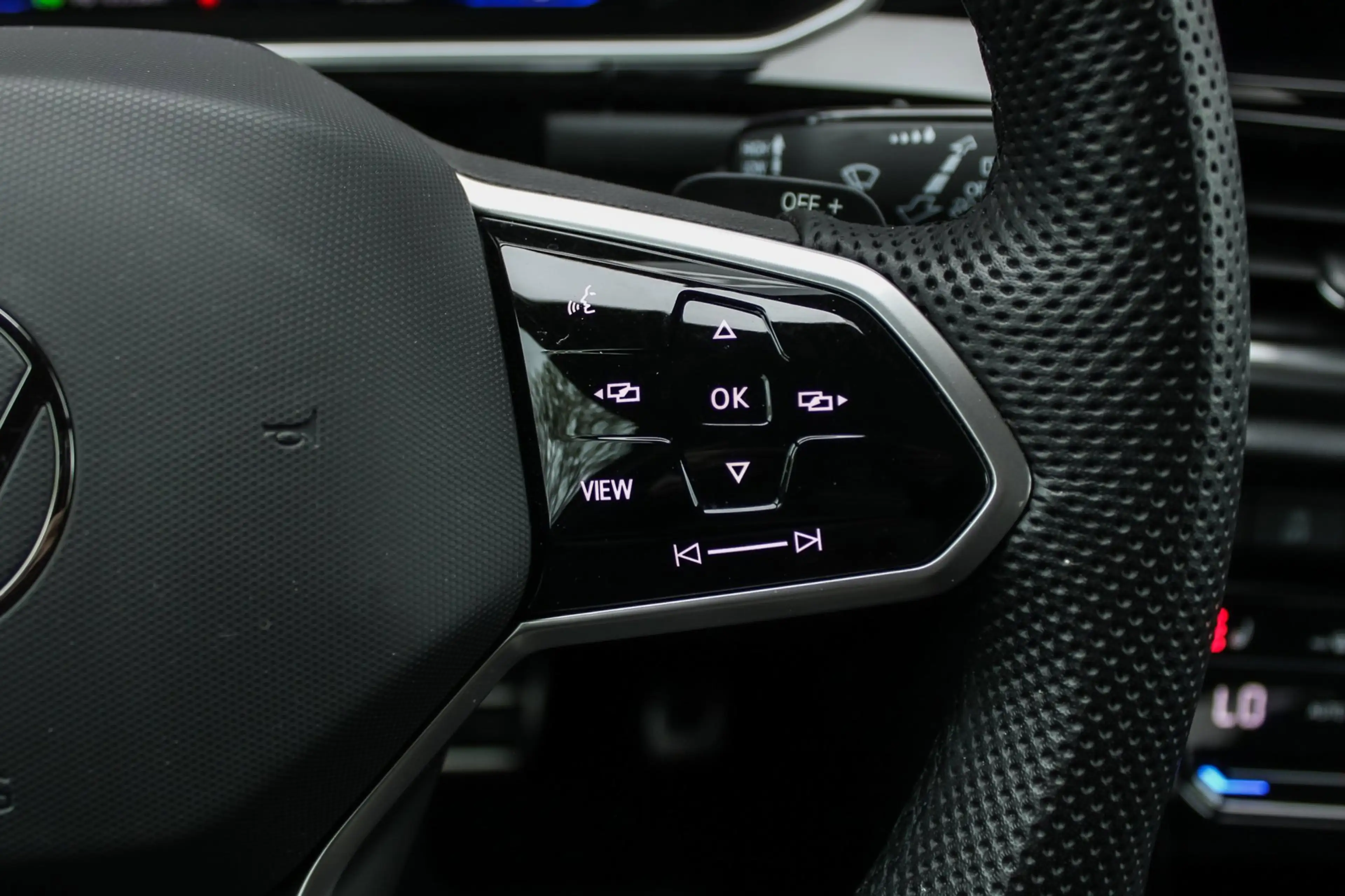Volkswagen T-Roc 1.5 TSI R-Line PANO NAVI CAMERA KEYLESS GO — photo 21