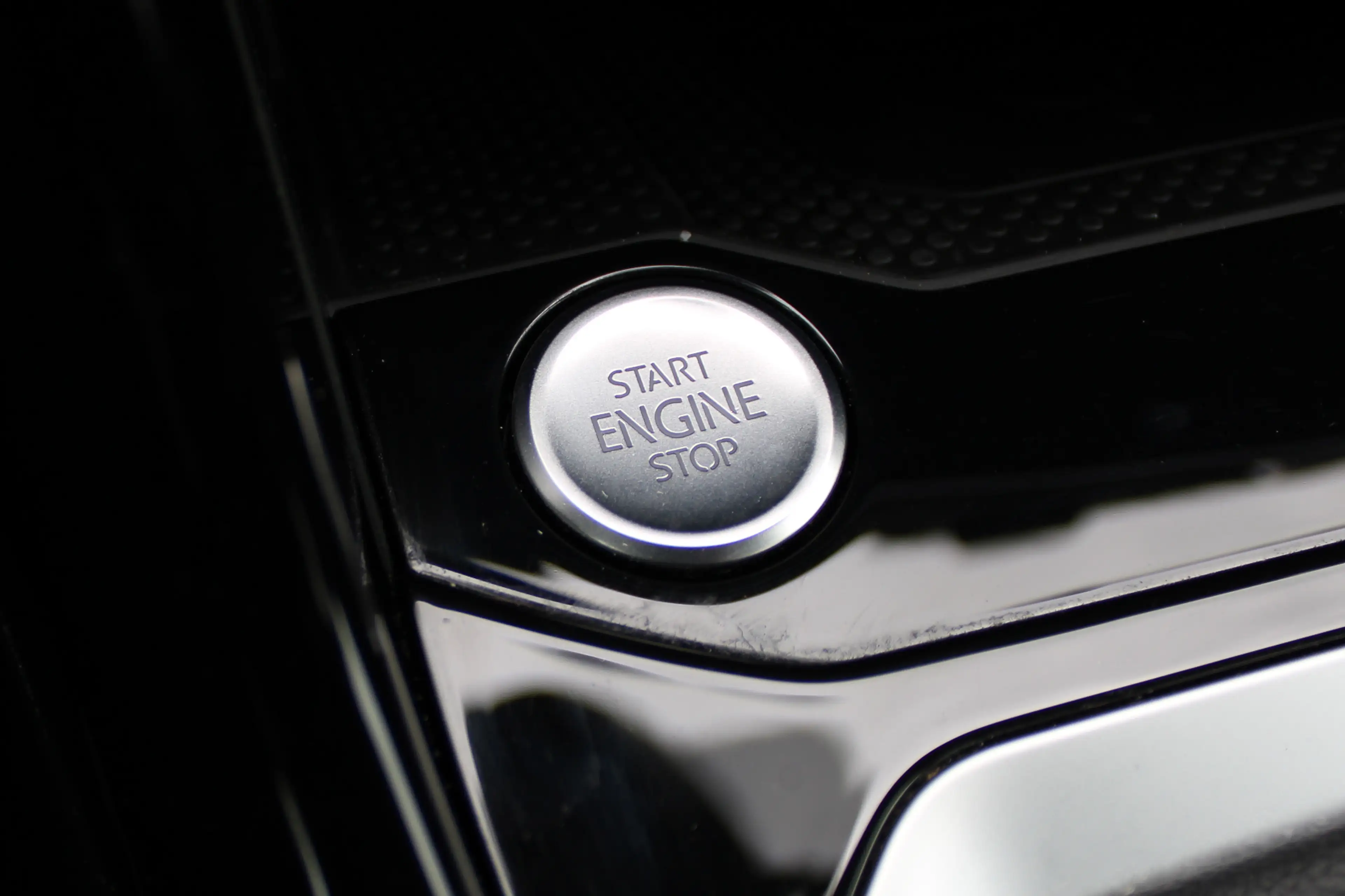 Volkswagen T-Roc 1.5 TSI R-Line PANO NAVI CAMERA KEYLESS GO — photo 28