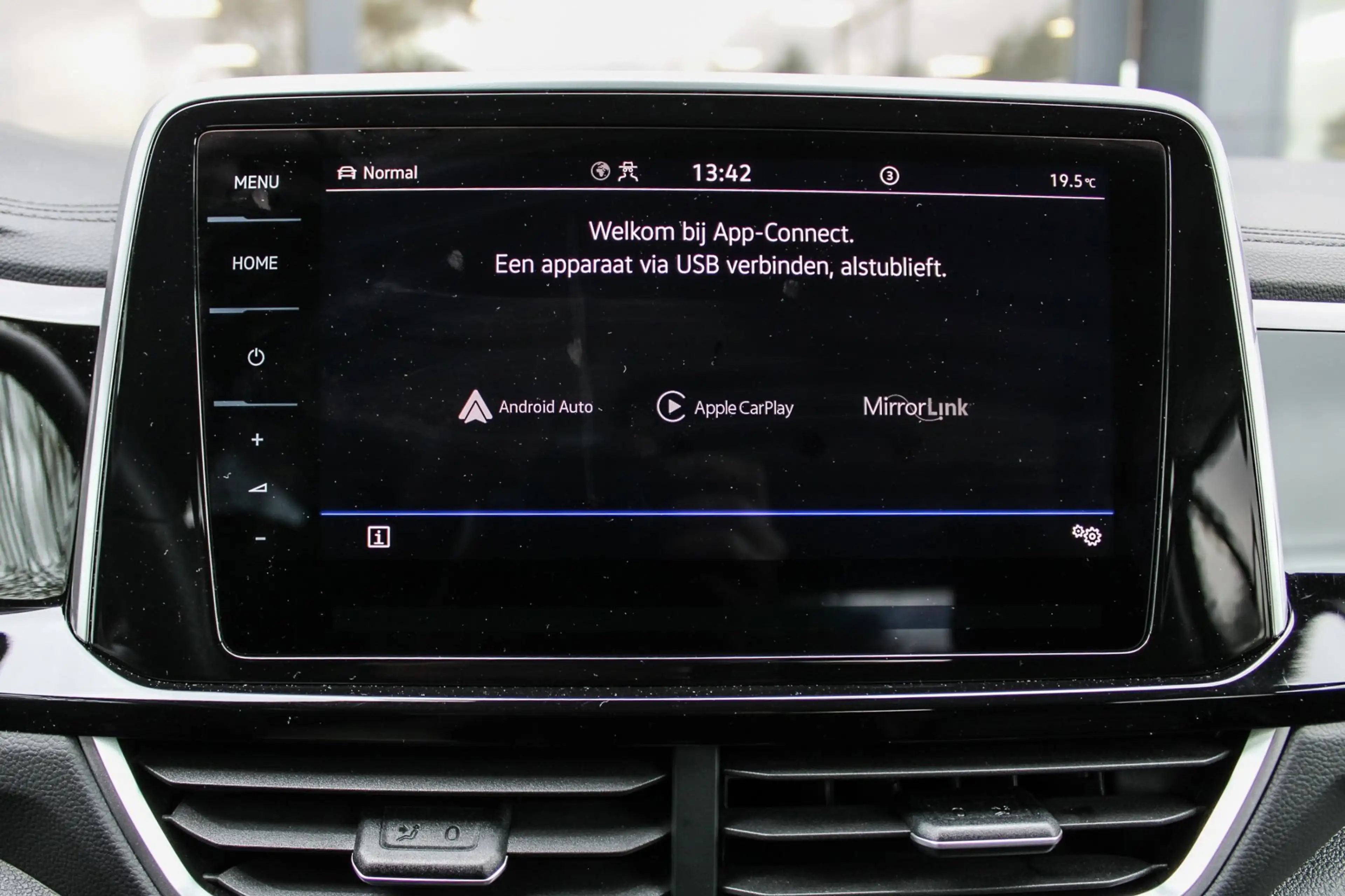Volkswagen T-Roc 1.5 TSI R-Line PANO NAVI CAMERA KEYLESS GO — photo 11