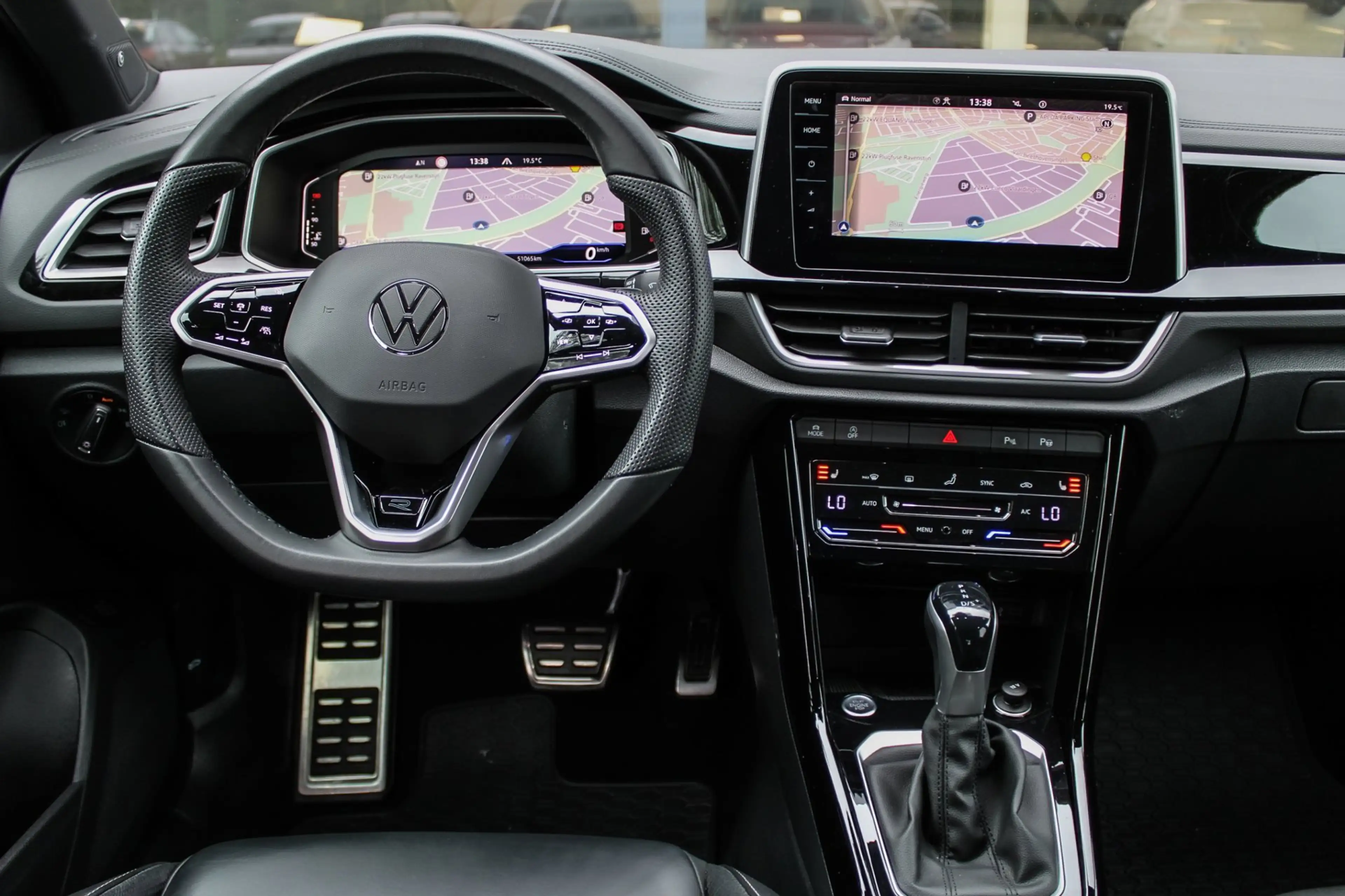 Volkswagen T-Roc 1.5 TSI R-Line PANO NAVI CAMERA KEYLESS GO — photo 8