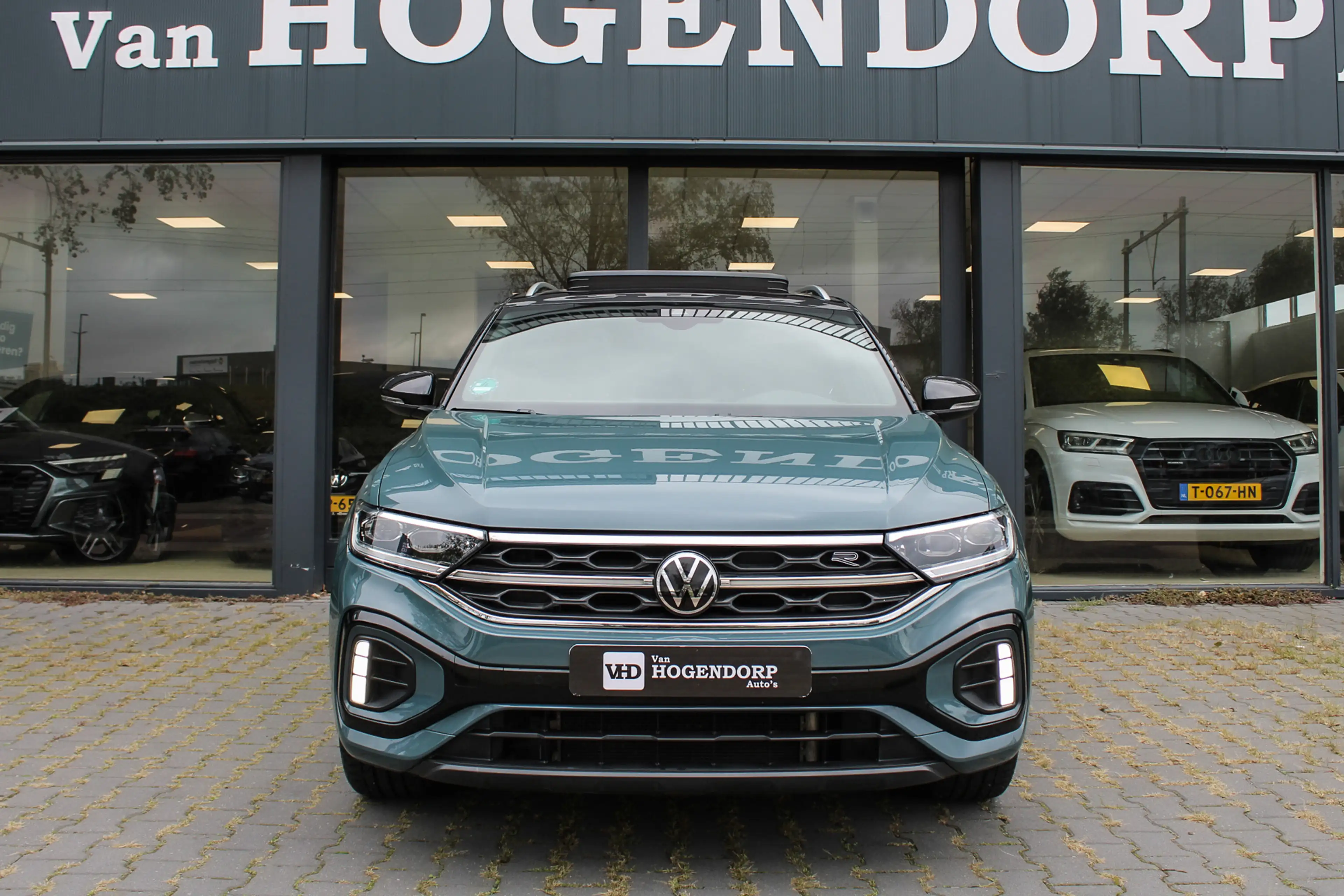 Volkswagen T-Roc 1.5 TSI R-Line PANO NAVI CAMERA KEYLESS GO — photo 2