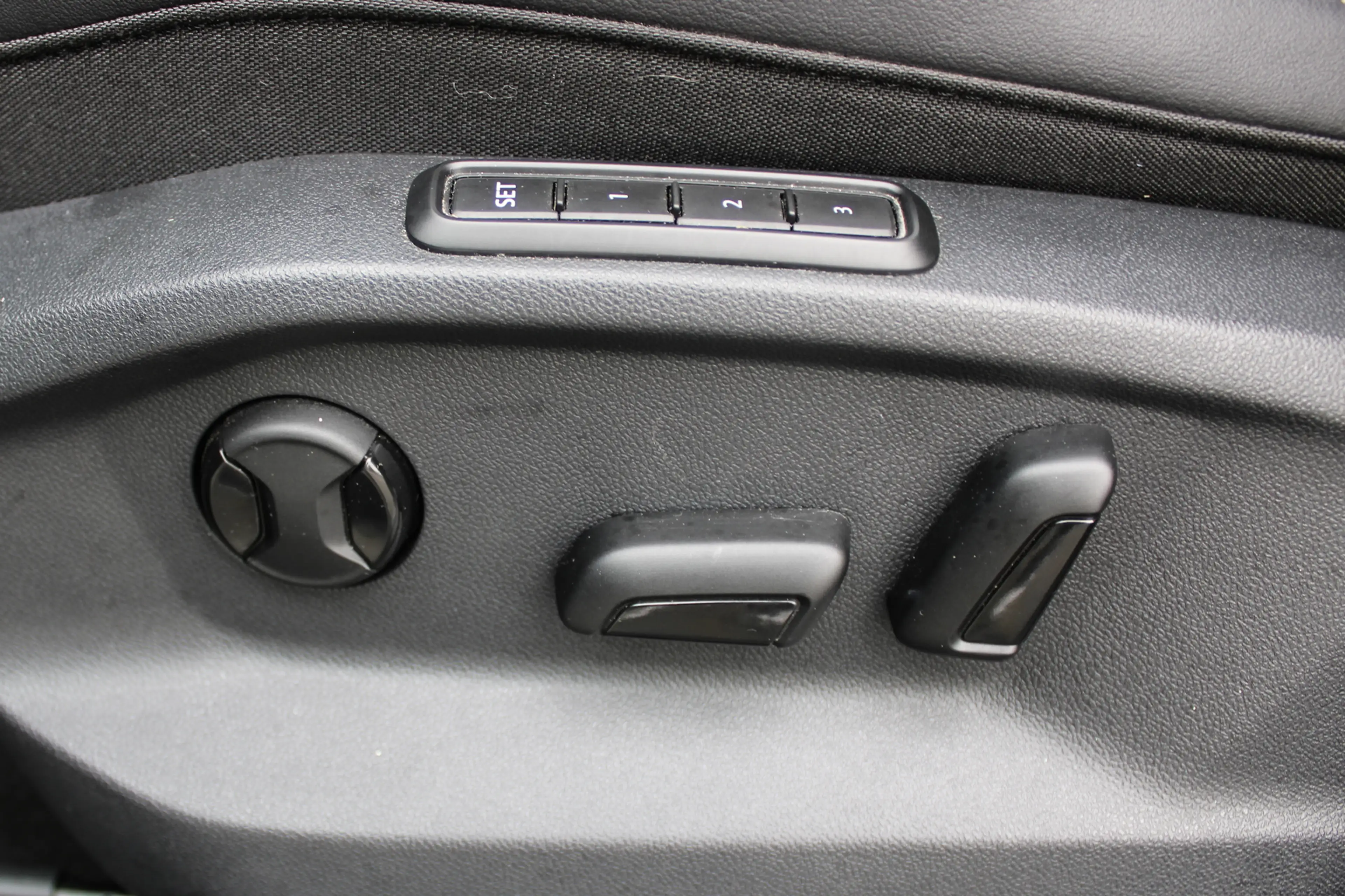 Volkswagen T-Roc 1.5 TSI R-Line PANO NAVI CAMERA KEYLESS GO — photo 24