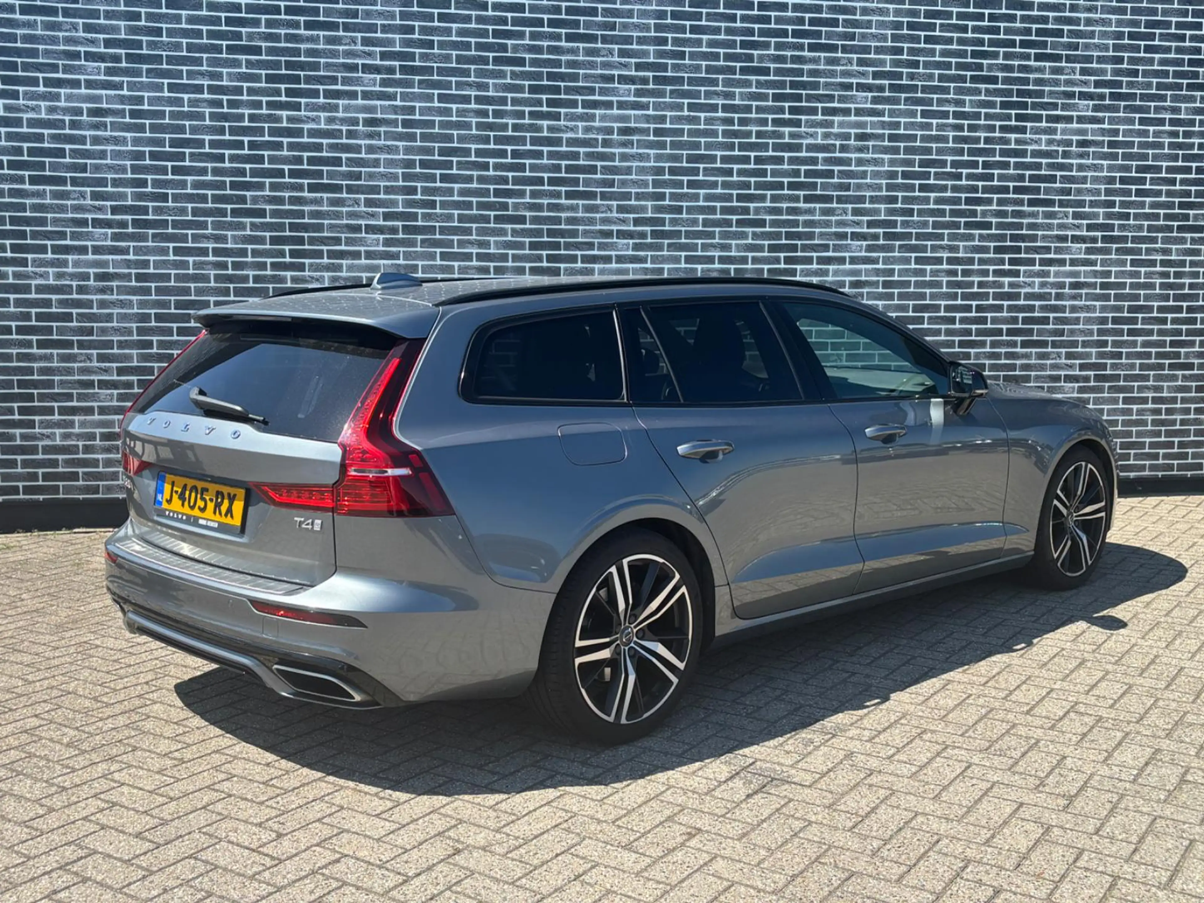 Volvo V60 2.0 T4 R-Design | Trekhaak | Harman Kardon Audio | — photo 2