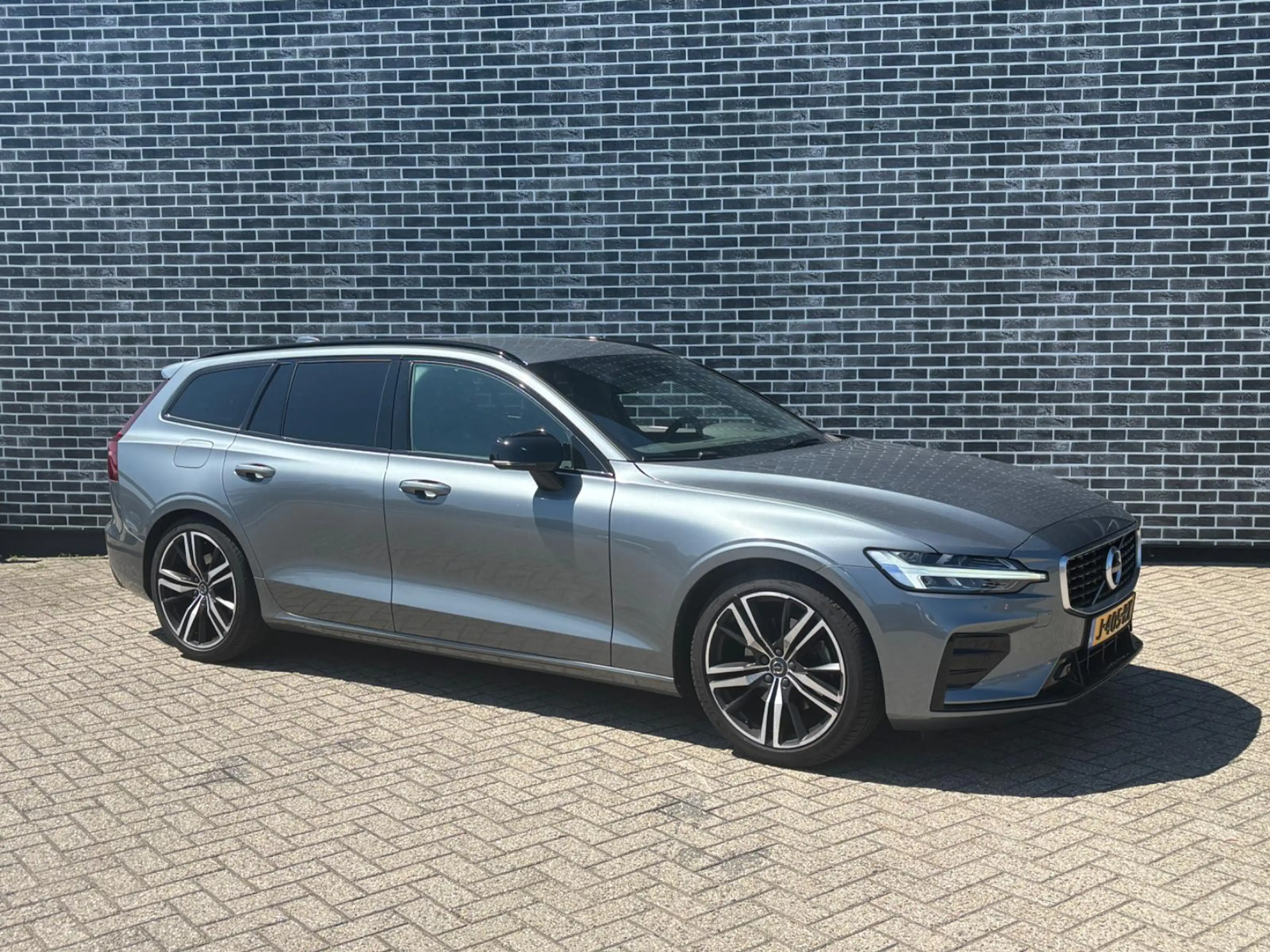 Volvo V60 2.0 T4 R-Design | Trekhaak | Harman Kardon Audio | — photo 3