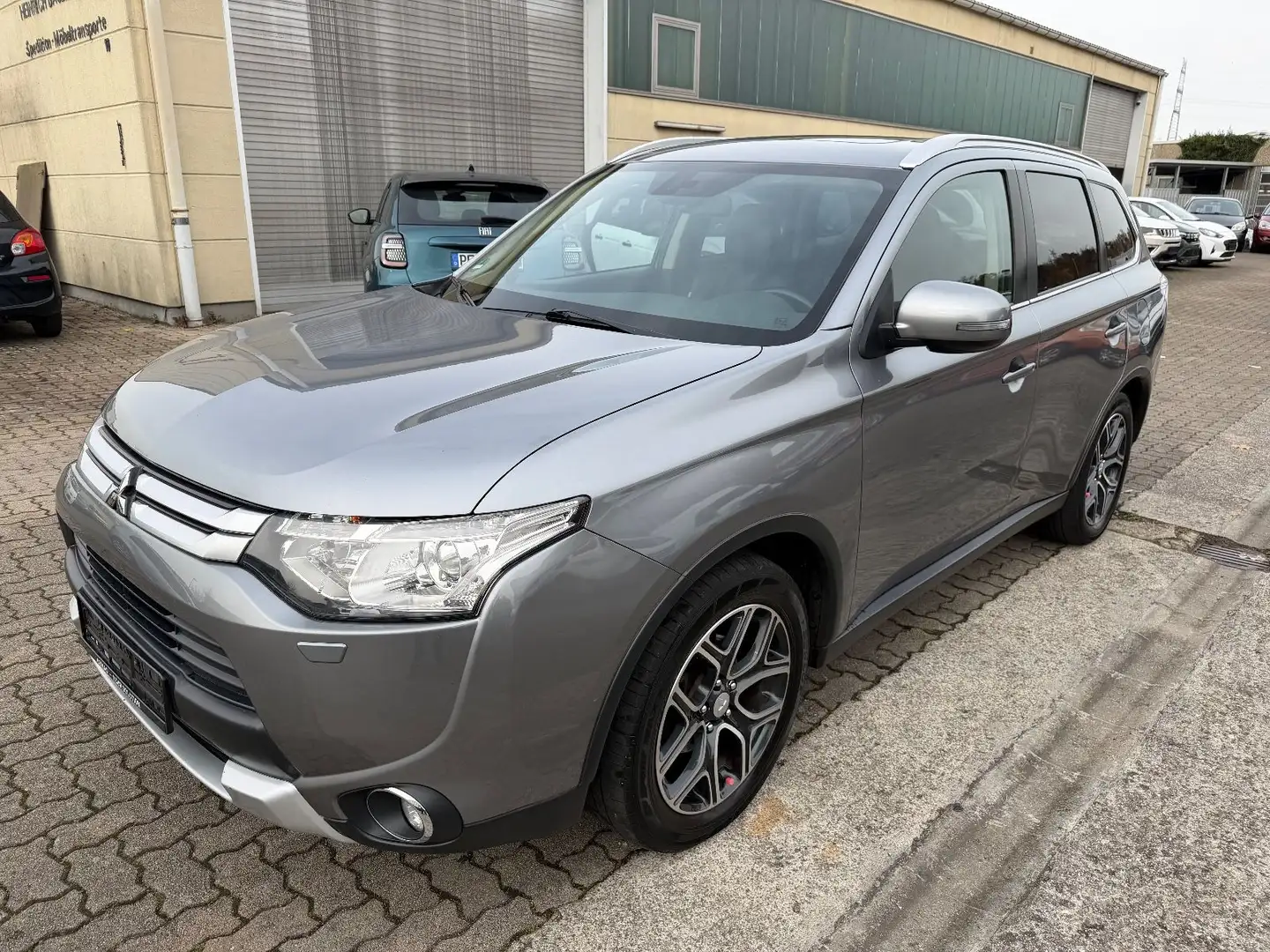 Mitsubishi Outlander ClearTec Instyle 4WD Grau - 2