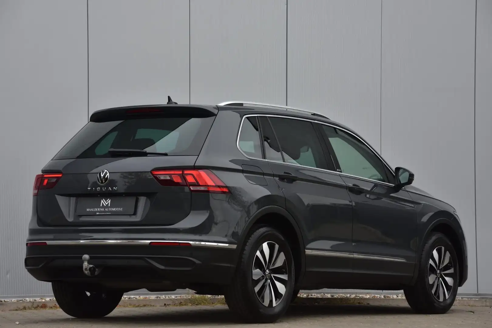Volkswagen Tiguan 1.5 TSI Automaat Move Trekhaak uitkl., Camera, Key Grijs - 2