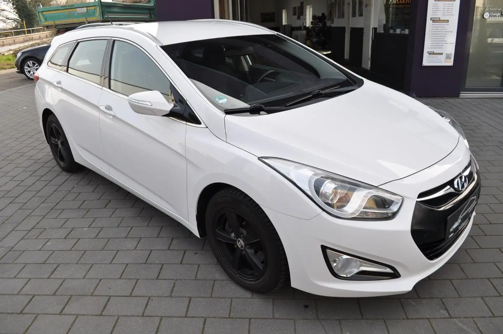 Hyundai i40 cw 1.7 CRDi FIFA World Cup EDITION Automatic Weiß - 1