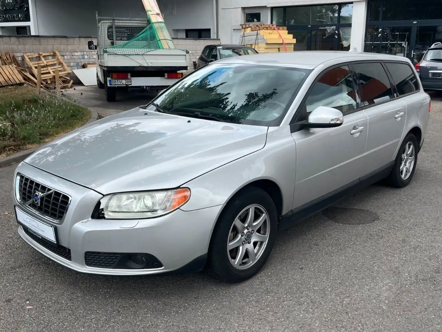 Volvo V70 2.4D Kinetic AUTOMATIK/KLIMA/NAVI/PDC/TEMP Silber - 1