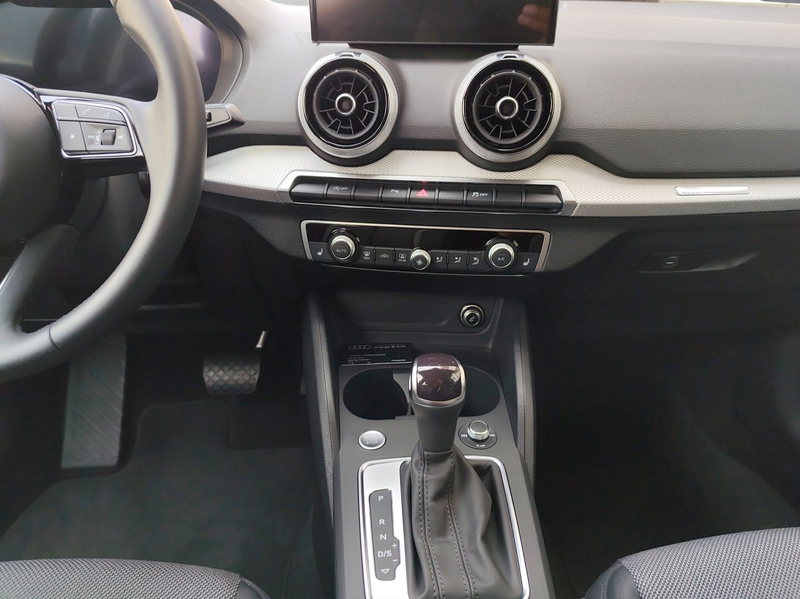 Audi Q2 35 TFSI S line — photo 11