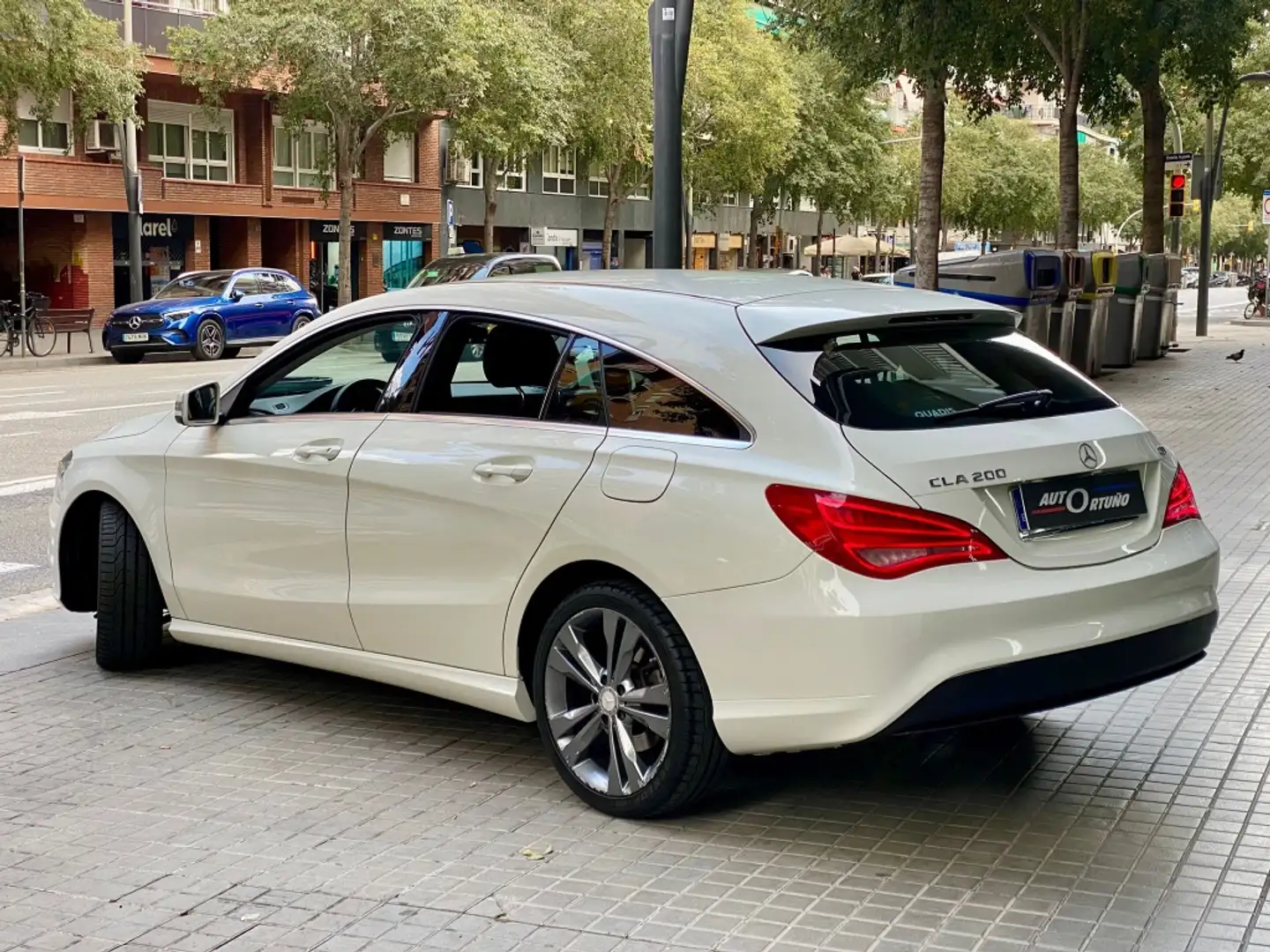 Mercedes-Benz CLA 200 Shooting Brake 200d Urban Blanc - 2