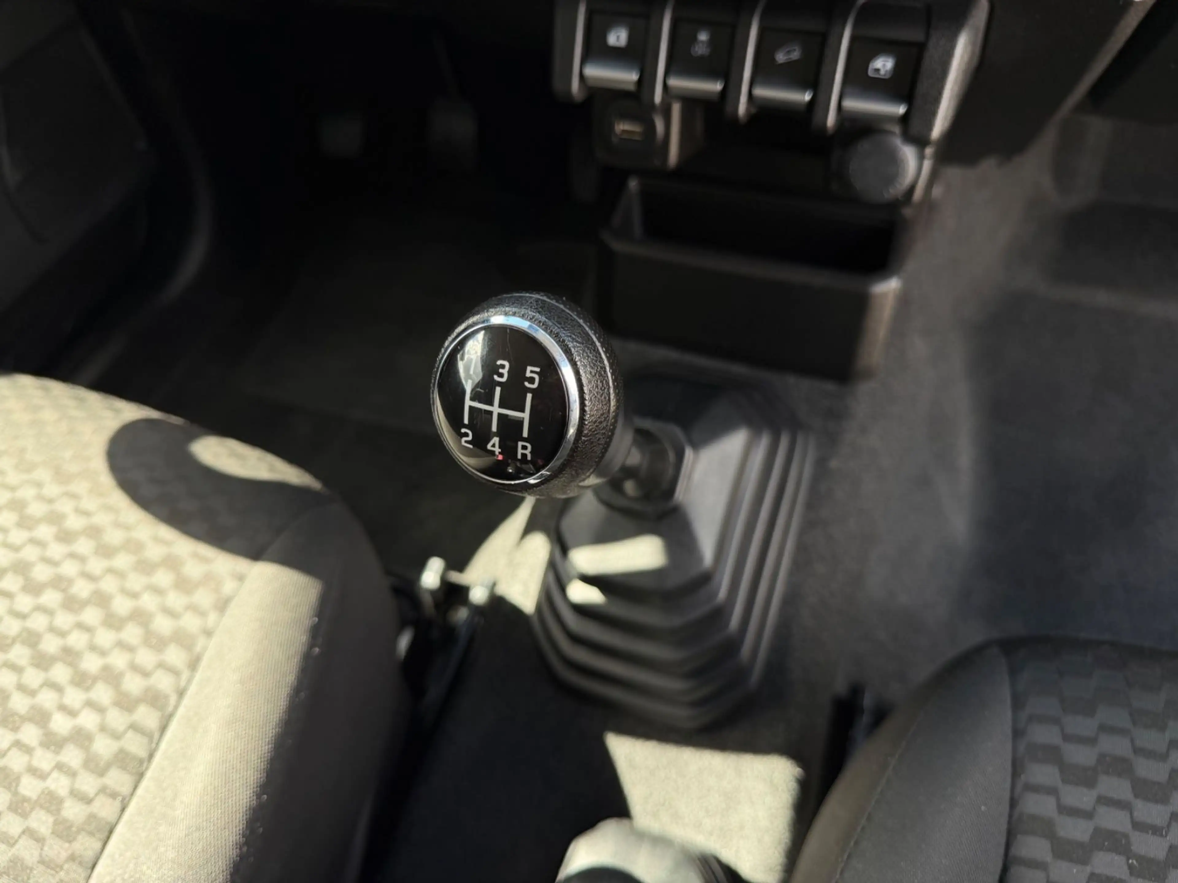 Suzuki Jimny Comfort+ AllGrip *4-Sitzer*Bullenfänger* — photo 32