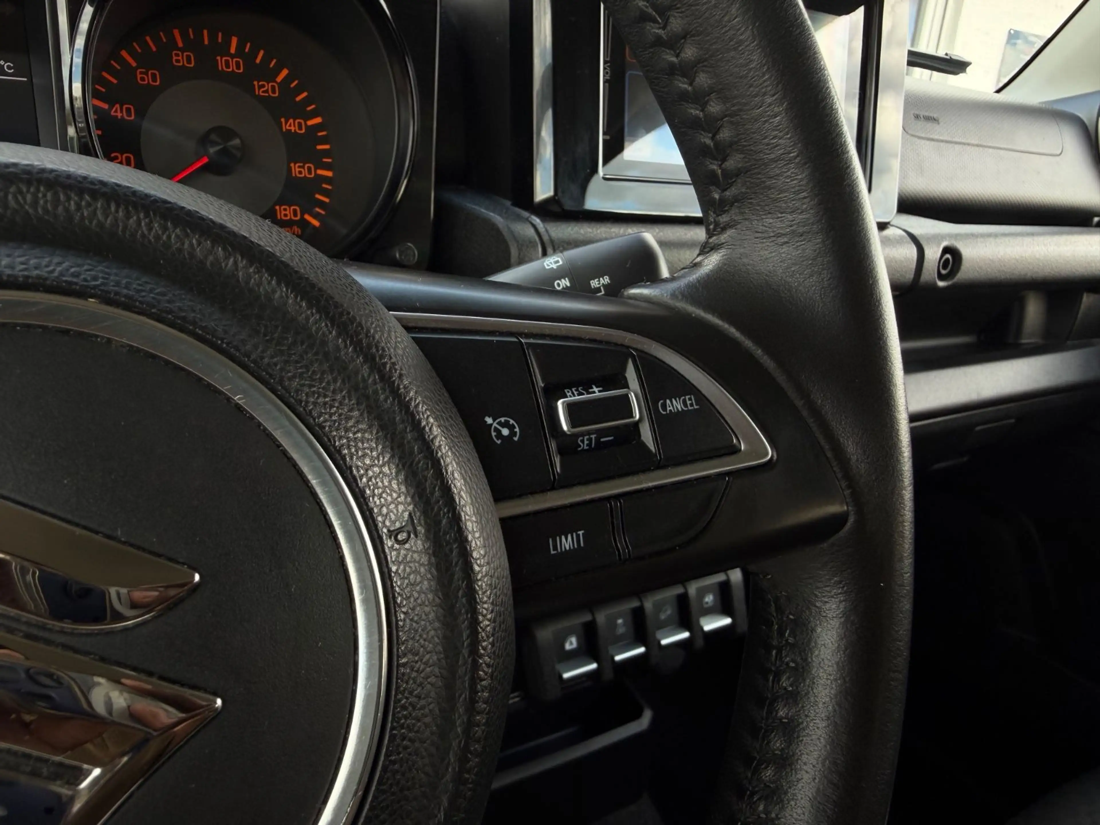 Suzuki Jimny Comfort+ AllGrip *4-Sitzer*Bullenfänger* — photo 33