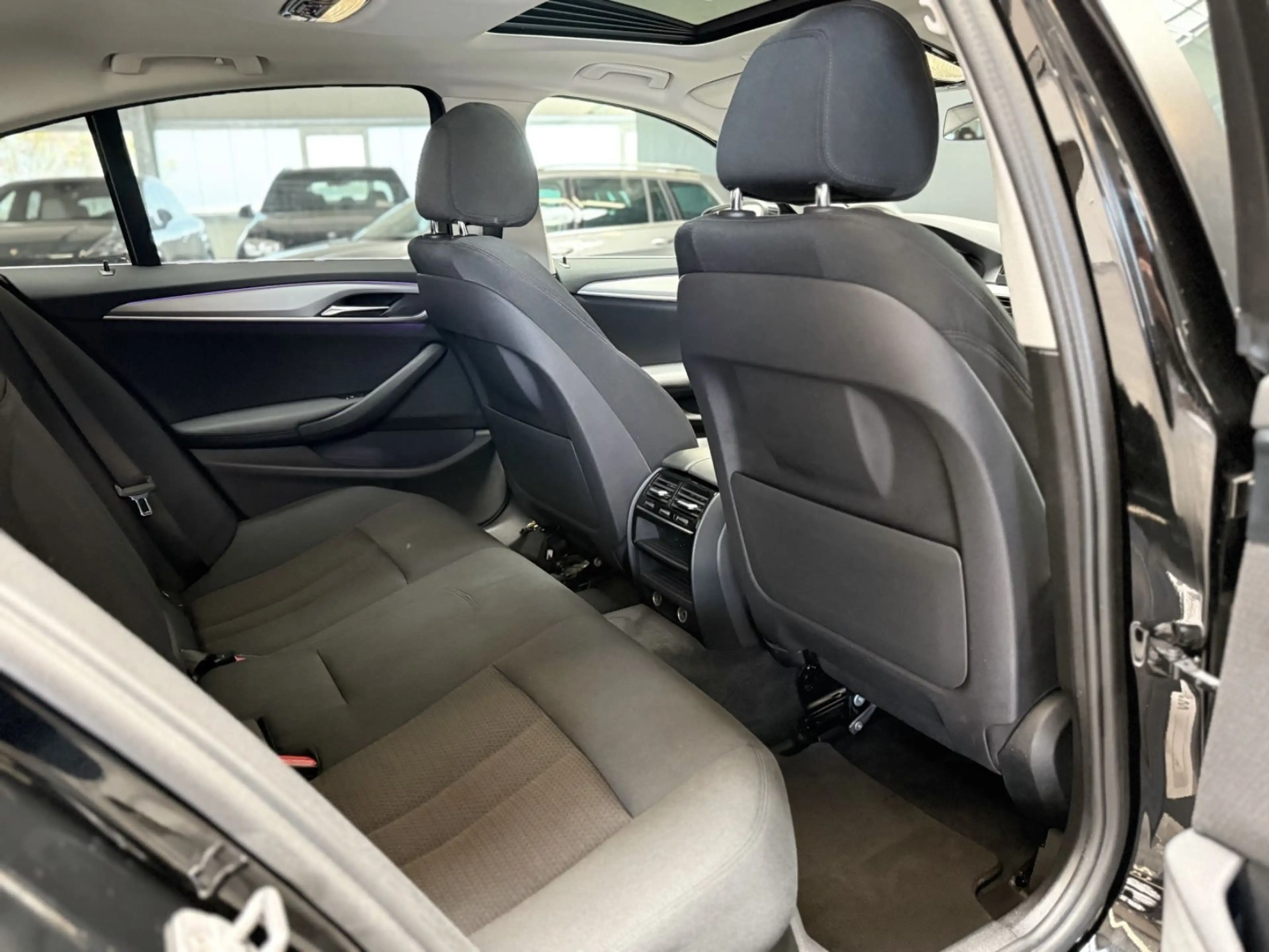 BMW 520 d Limousine BiXenon/AHK/Kamera/Navi — photo 13