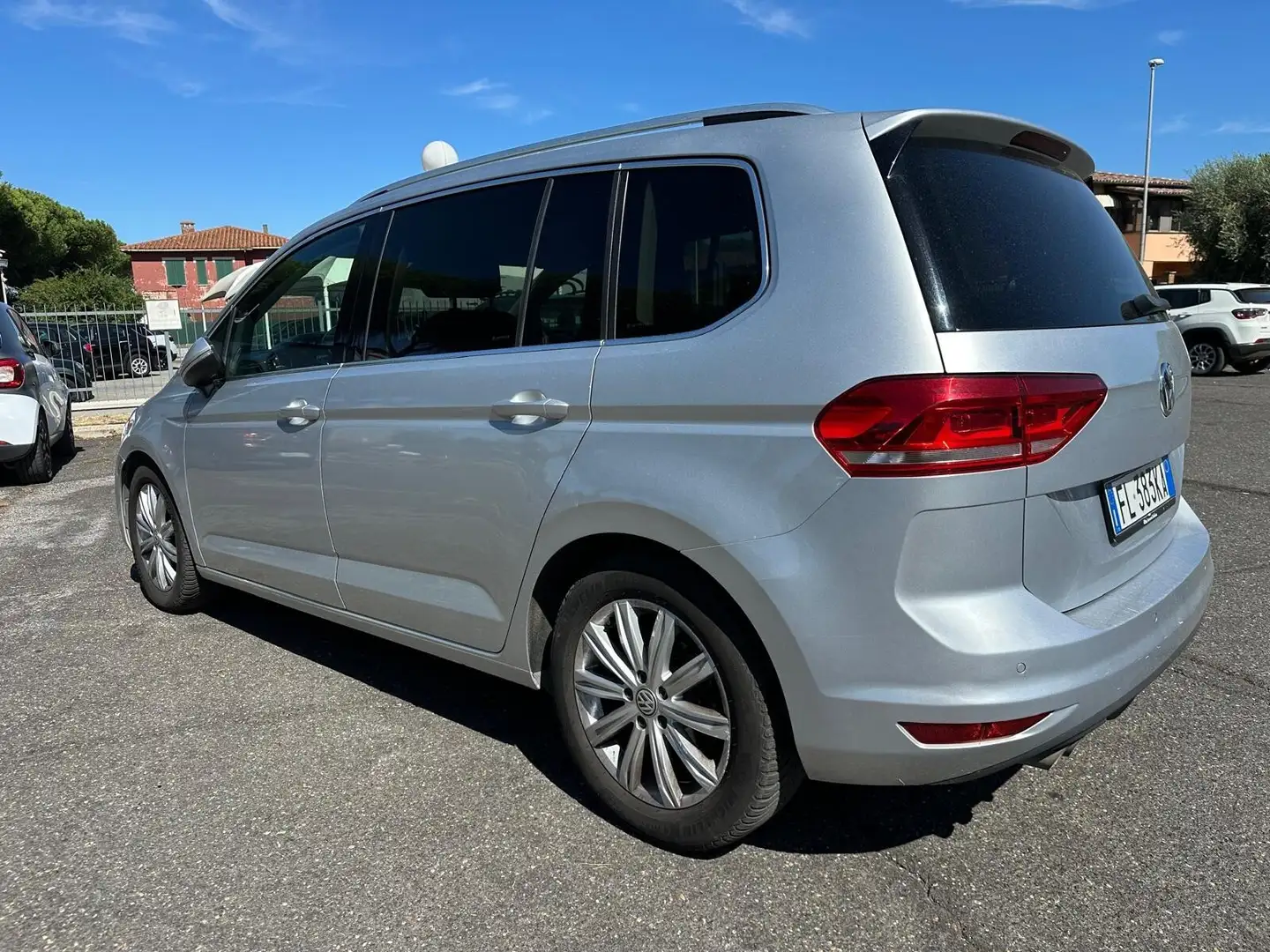 Volkswagen Touran Touran 2.0 TDI 150 CV SCR DSG Executive BlueMotion Plateado - 2