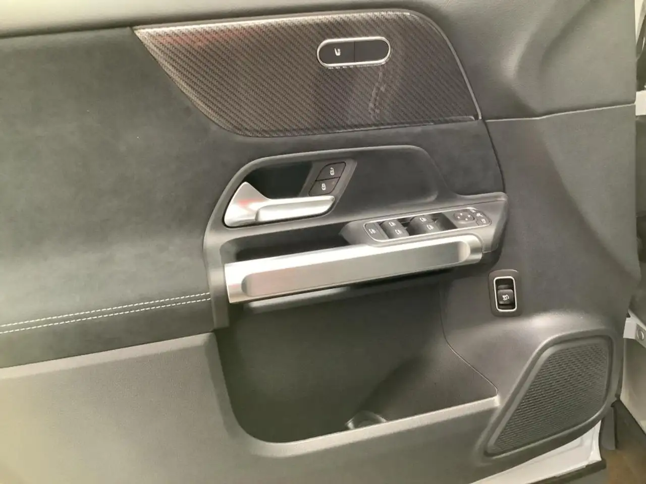 Mercedes-Benz GLB 220 4MATIC AMG+NIGHT+20"+AHK+MULTIBEAM+360°+ 9