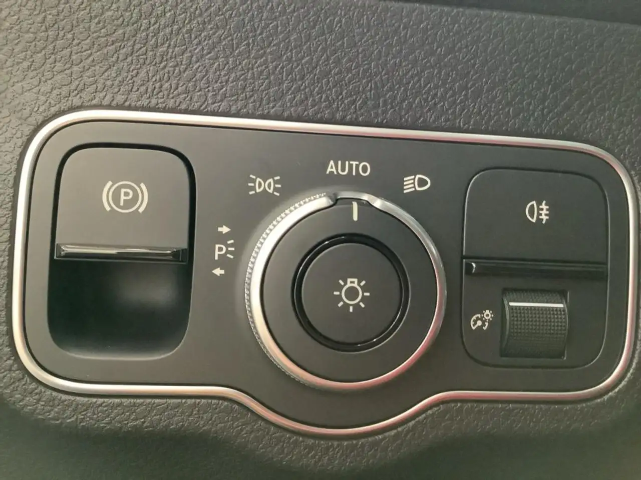 Mercedes-Benz GLB 220 4MATIC AMG+NIGHT+20"+AHK+MULTIBEAM+360°+ 17