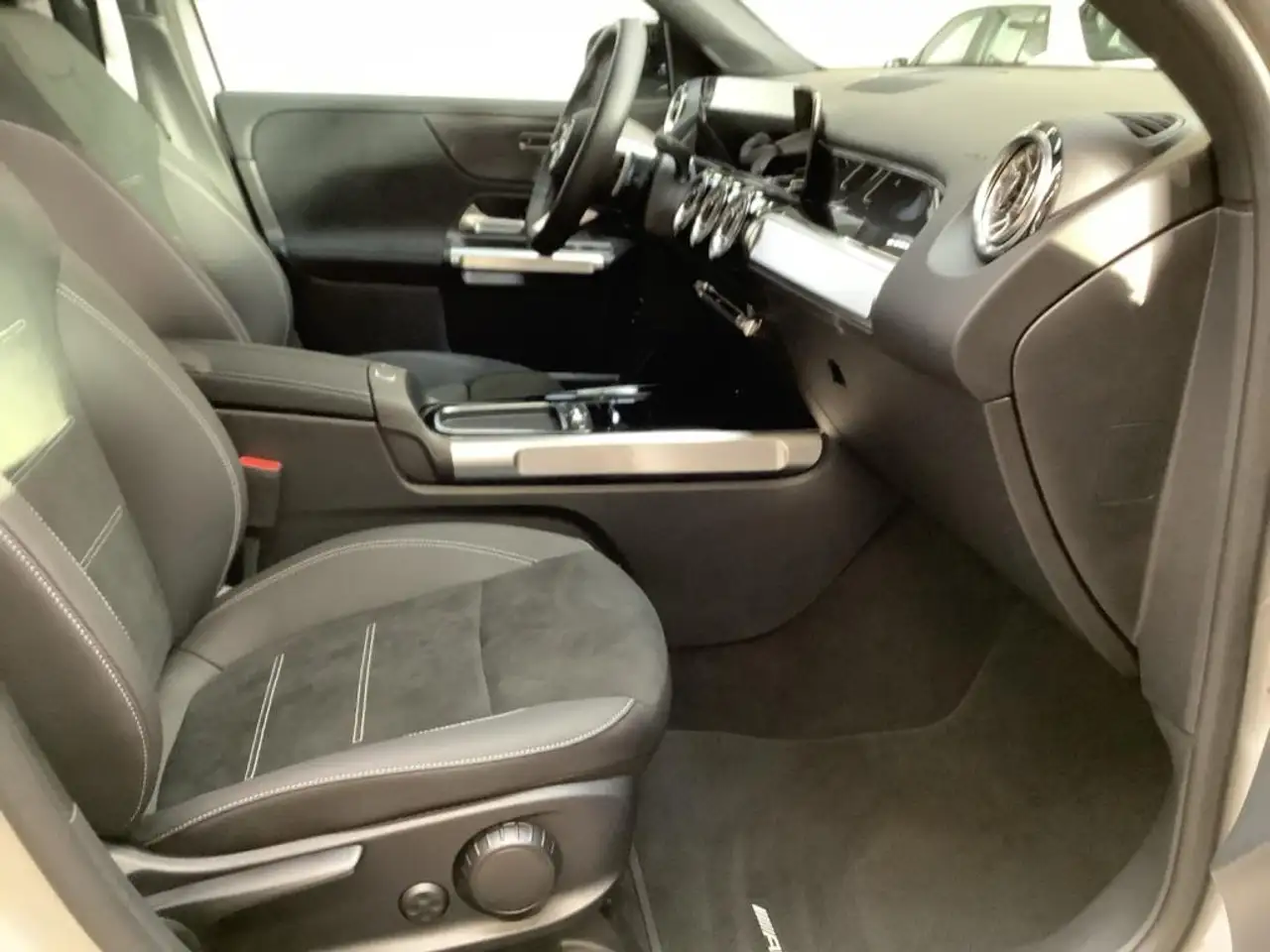 Mercedes-Benz GLB 220 4MATIC AMG+NIGHT+20"+AHK+MULTIBEAM+360°+ 6